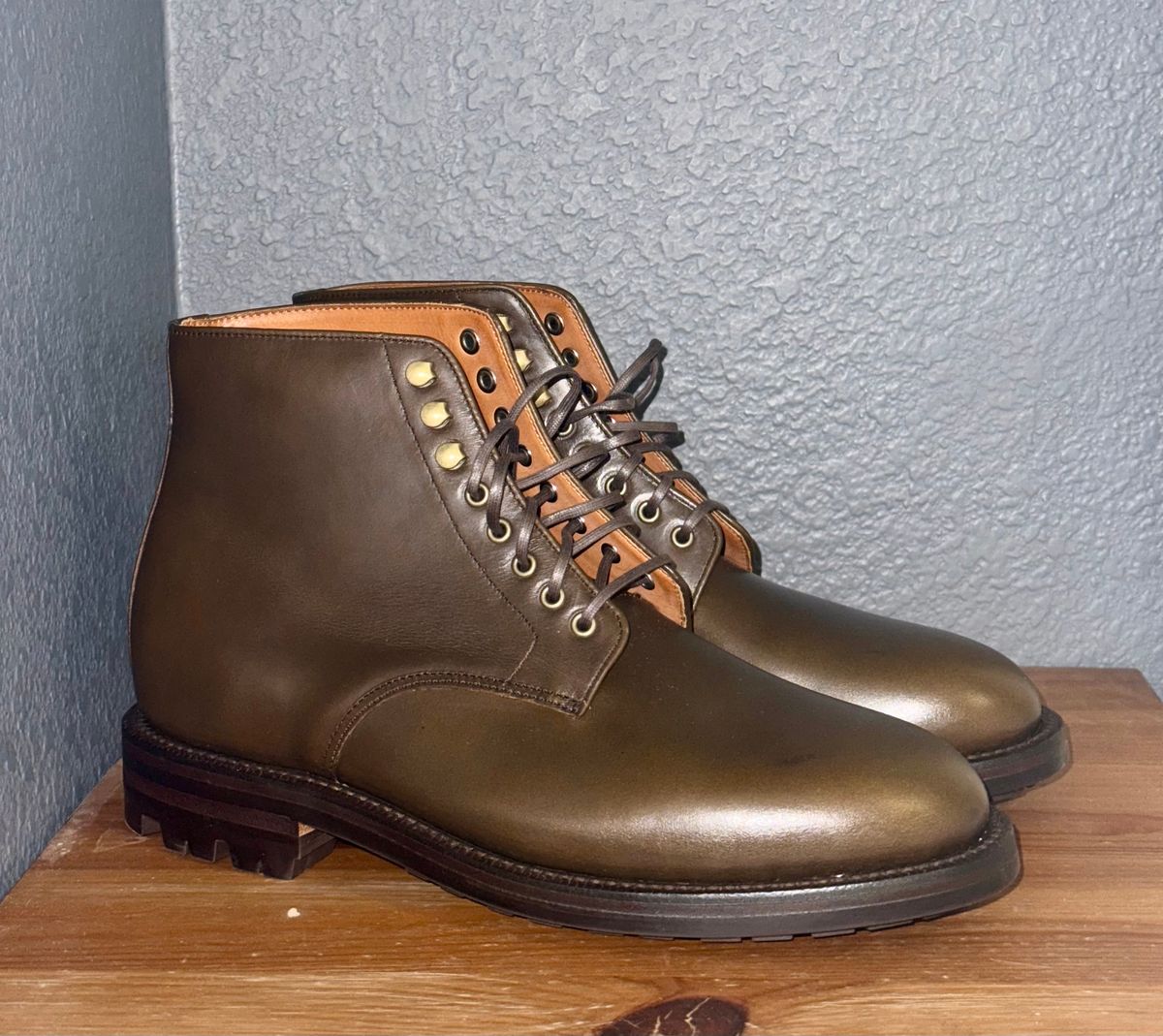 Photo by sierraStyled on October 10, 2024 of the Grant Stone Edward Boot in Horween Dark Olive Chromexcel.