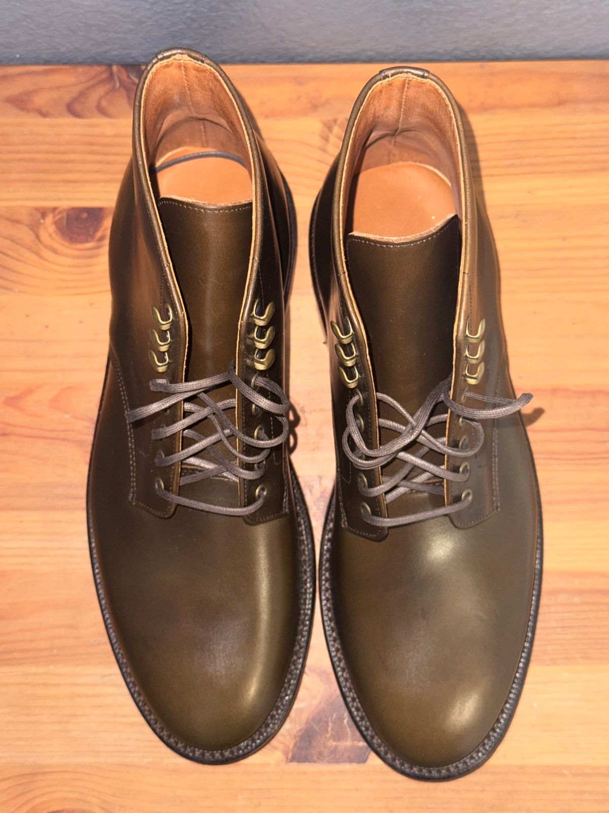 Photo by sierraStyled on October 10, 2024 of the Grant Stone Edward Boot in Horween Dark Olive Chromexcel.