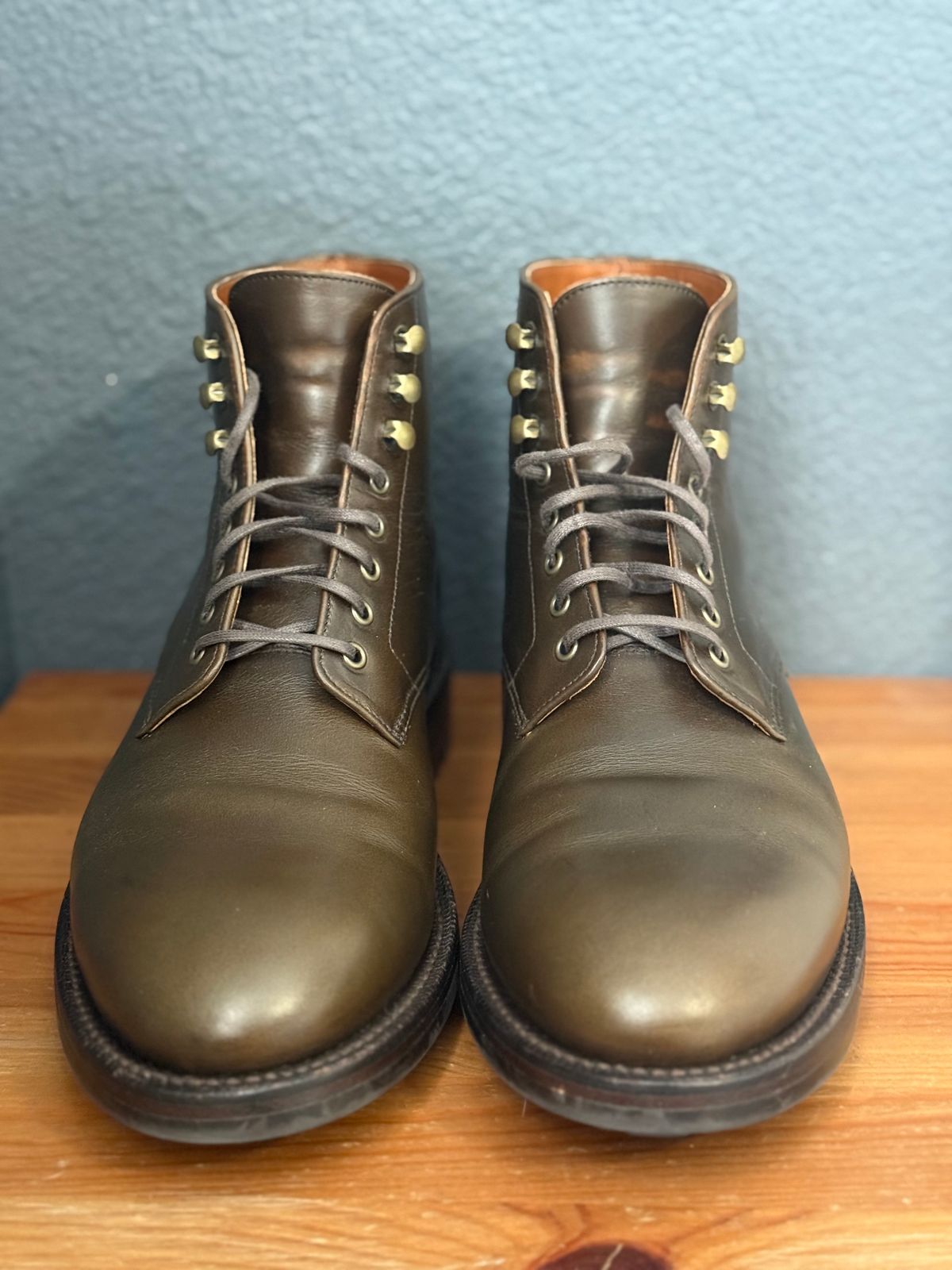 Photo by sierraStyled on November 2, 2024 of the Grant Stone Edward Boot in Horween Dark Olive Chromexcel.