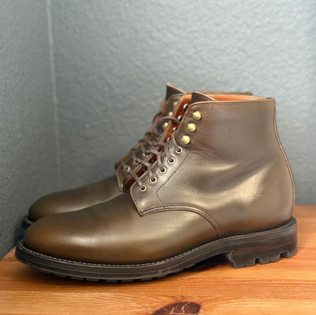 Photo by sierraStyled on November 2, 2024 of the Grant Stone Edward Boot in Horween Dark Olive Chromexcel.