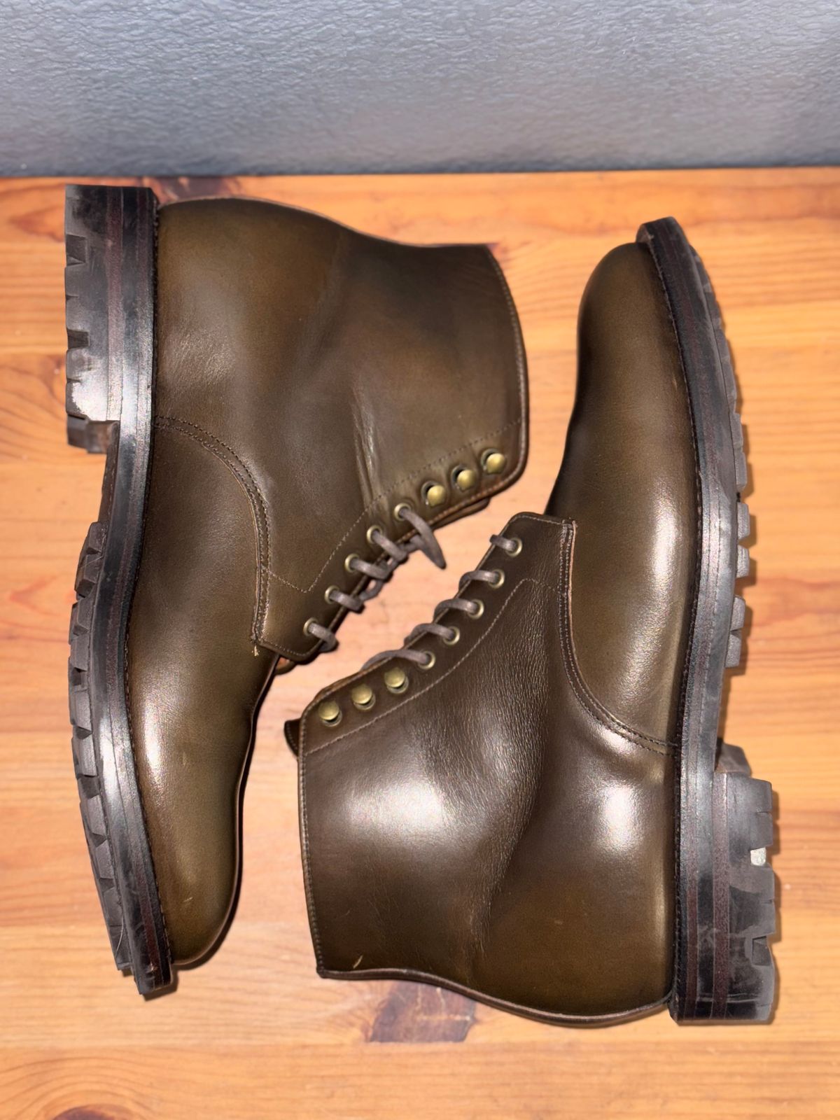 Photo by sierraStyled on November 2, 2024 of the Grant Stone Edward Boot in Horween Dark Olive Chromexcel.