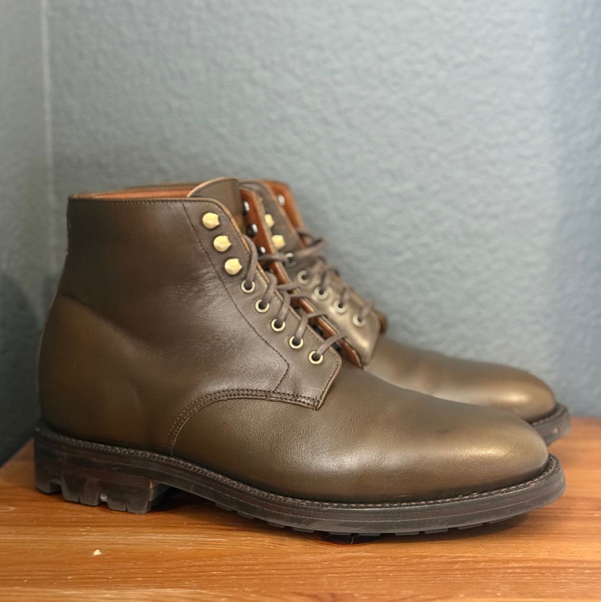 Photo by sierraStyled on November 2, 2024 of the Grant Stone Edward Boot in Horween Dark Olive Chromexcel.