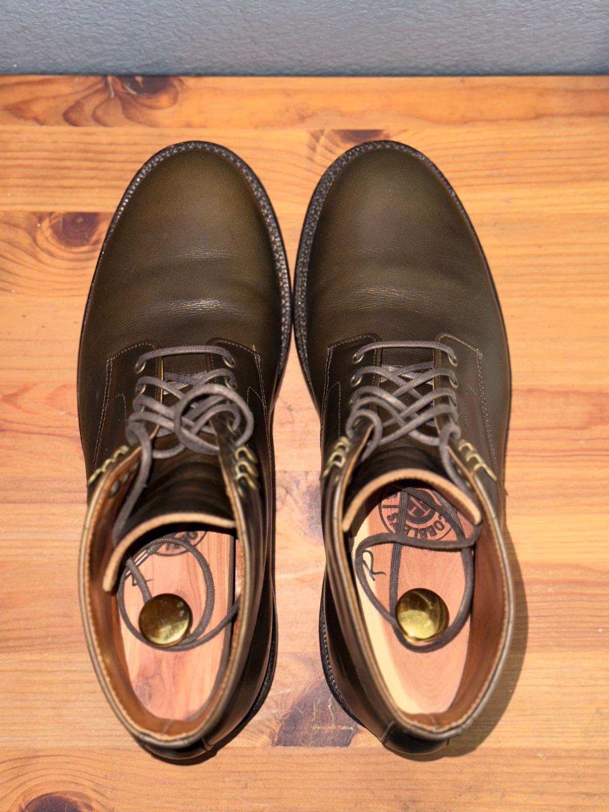 Photo by sierraStyled on November 2, 2024 of the Grant Stone Edward Boot in Horween Dark Olive Chromexcel.