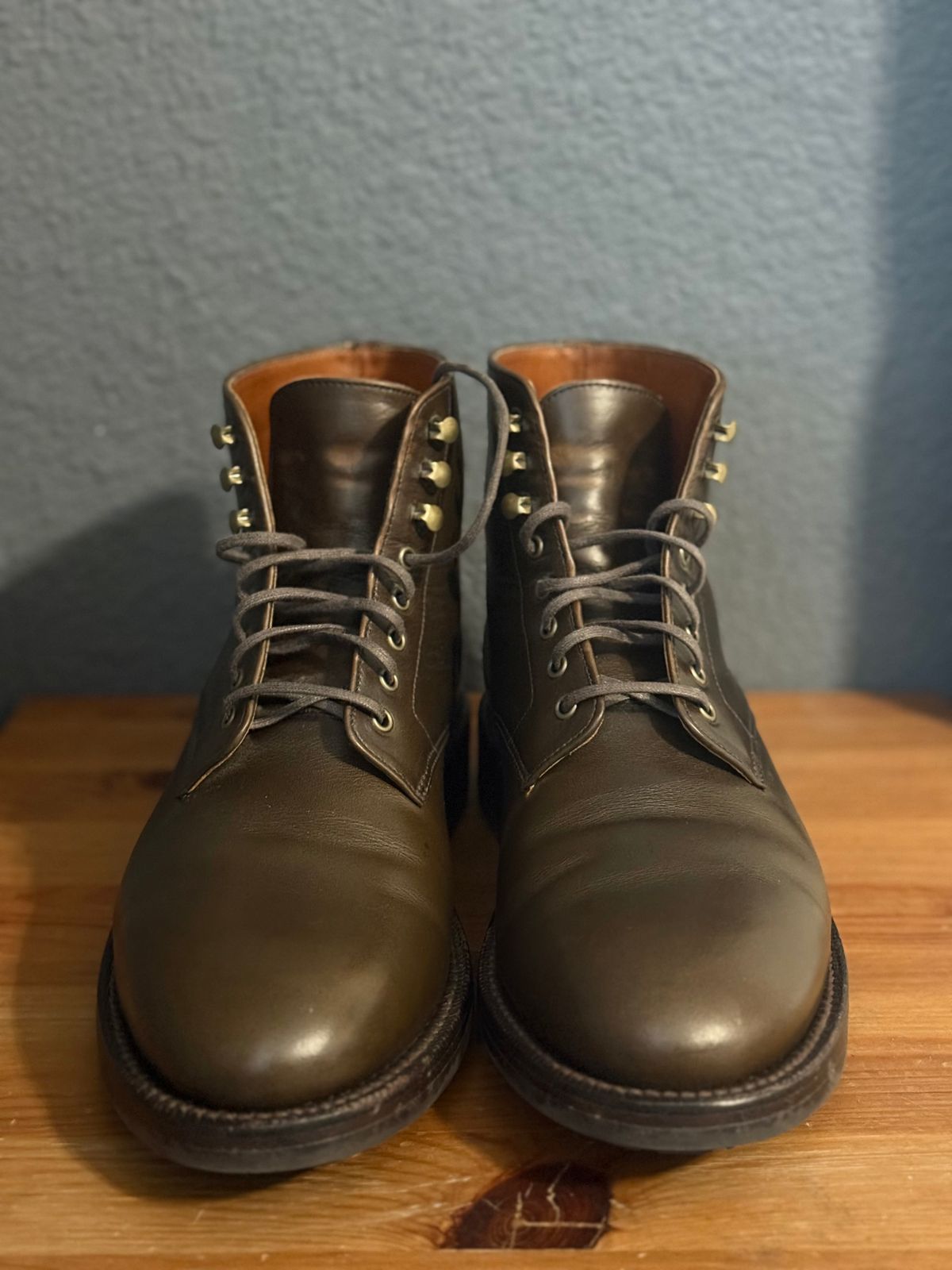 Photo by sierraStyled on December 3, 2024 of the Grant Stone Edward Boot in Horween Dark Olive Chromexcel.