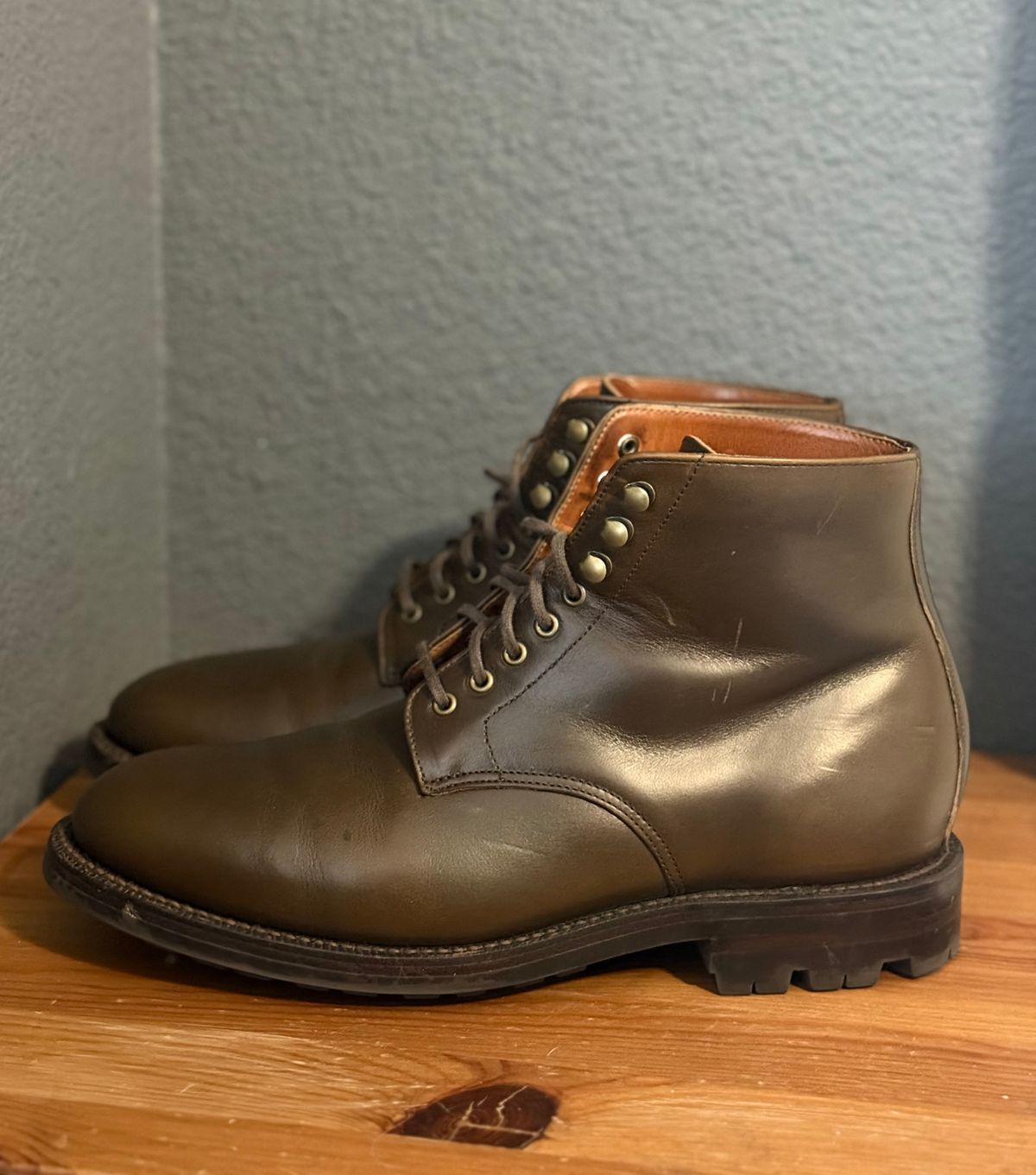 Photo by sierraStyled on December 3, 2024 of the Grant Stone Edward Boot in Horween Dark Olive Chromexcel.