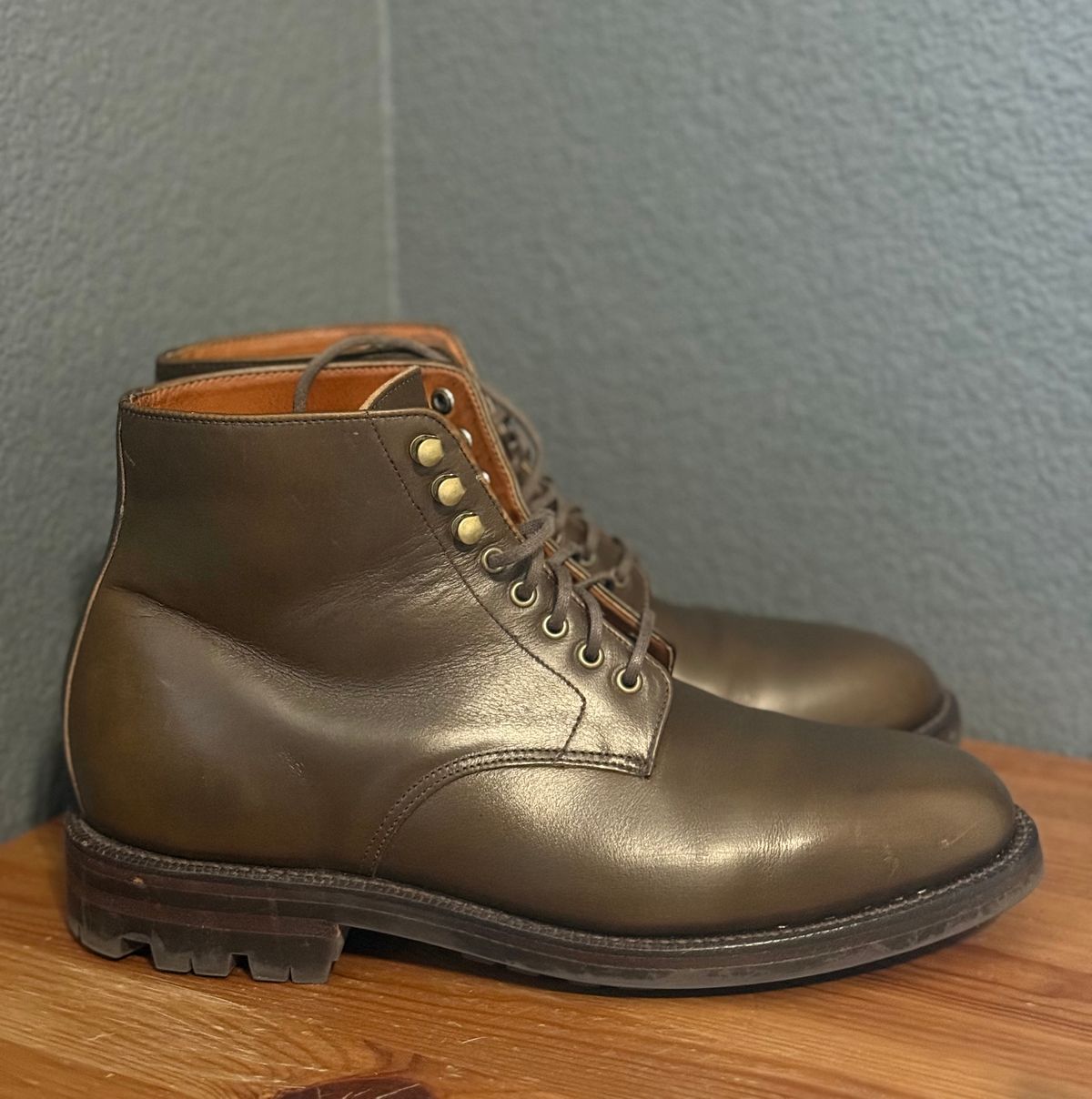 Photo by sierraStyled on December 3, 2024 of the Grant Stone Edward Boot in Horween Dark Olive Chromexcel.