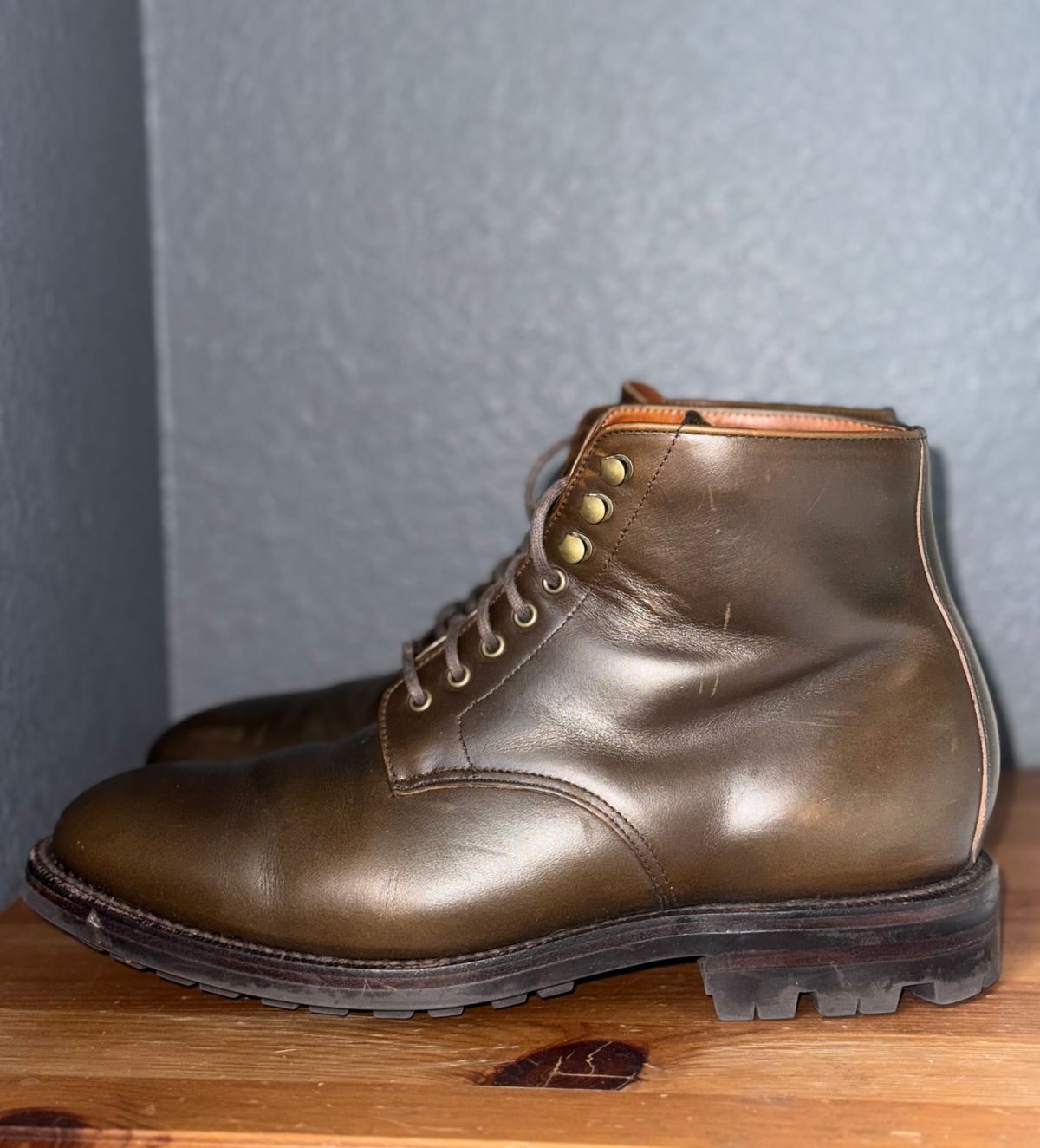 Photo by sierraStyled on January 4, 2025 of the Grant Stone Edward Boot in Horween Dark Olive Chromexcel.