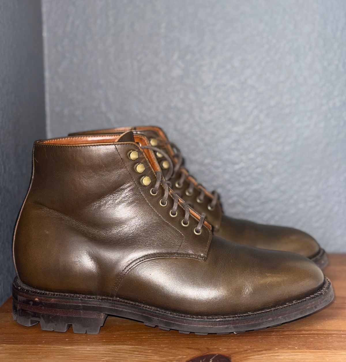 Photo by sierraStyled on January 4, 2025 of the Grant Stone Edward Boot in Horween Dark Olive Chromexcel.