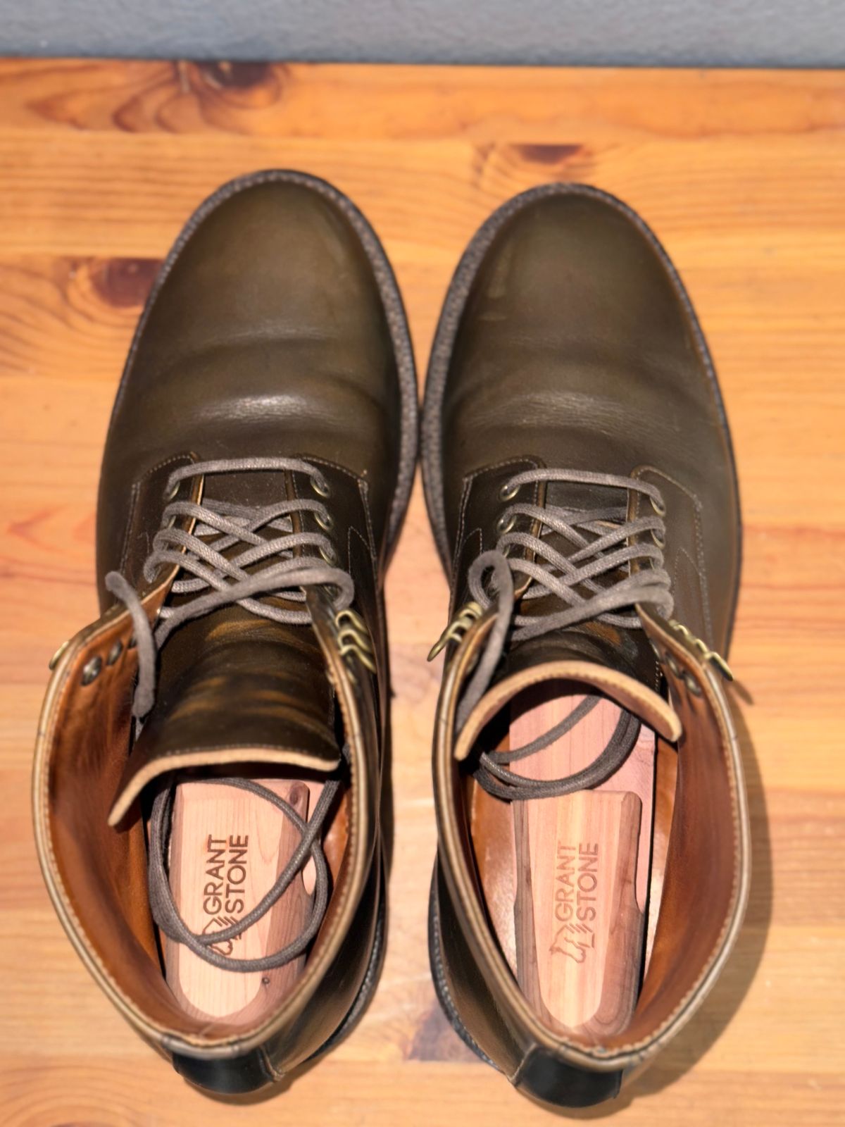 Photo by sierraStyled on January 4, 2025 of the Grant Stone Edward Boot in Horween Dark Olive Chromexcel.