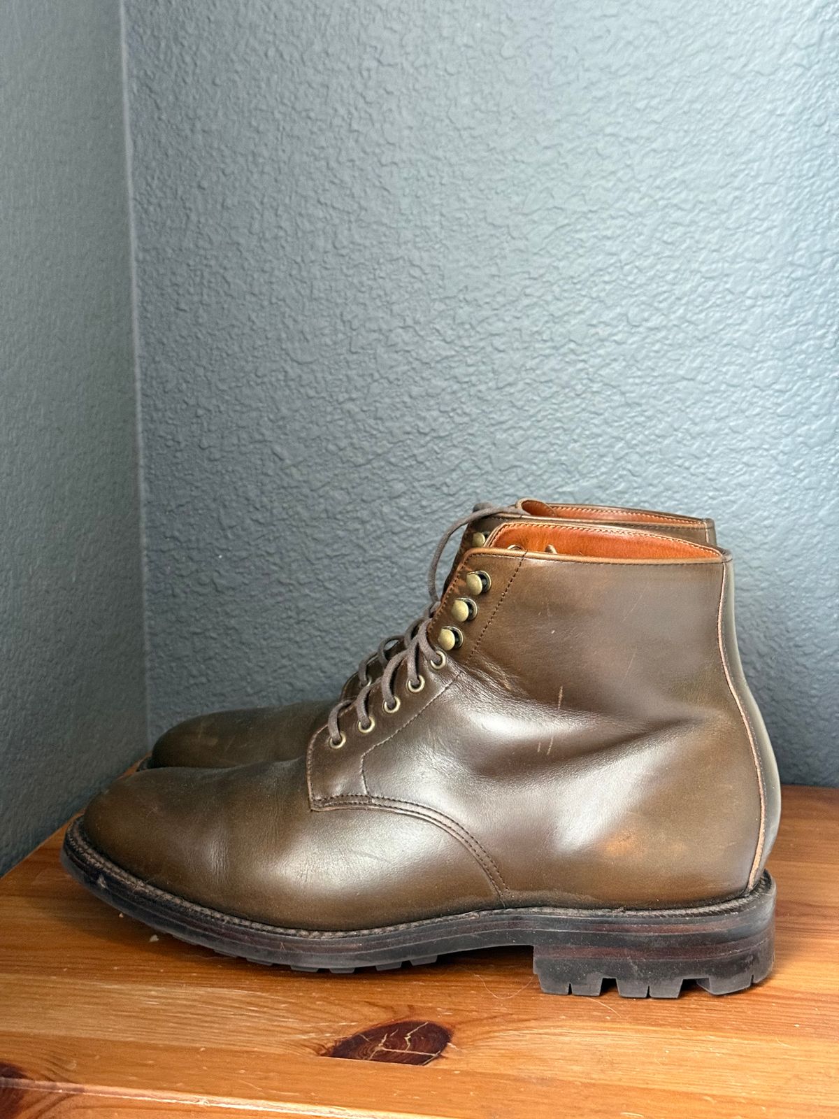 Photo by sierraStyled on February 4, 2025 of the Grant Stone Edward Boot in Horween Dark Olive Chromexcel.