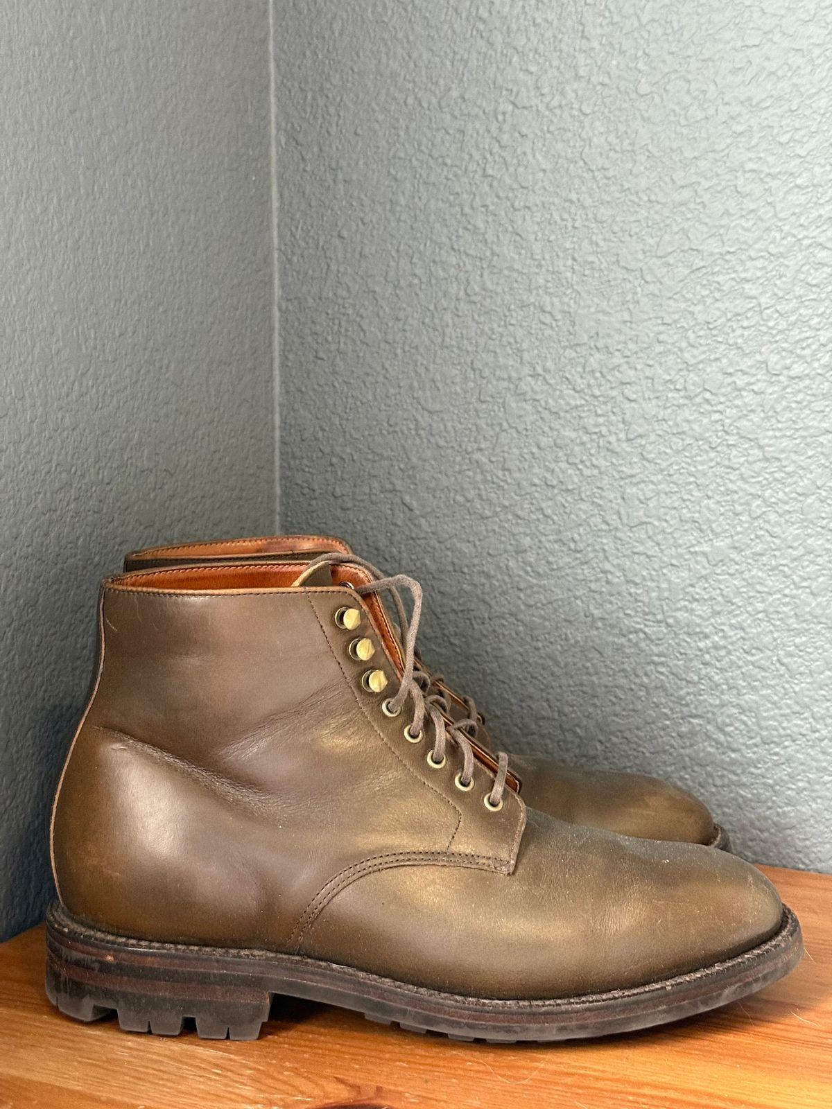 Photo by sierraStyled on February 4, 2025 of the Grant Stone Edward Boot in Horween Dark Olive Chromexcel.