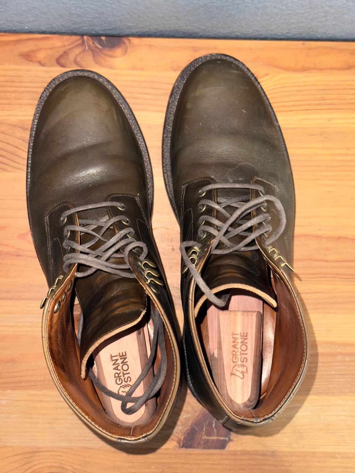 Photo by sierraStyled on February 4, 2025 of the Grant Stone Edward Boot in Horween Dark Olive Chromexcel.