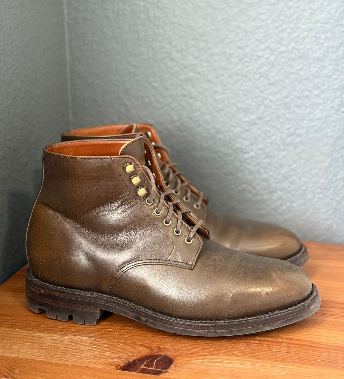 Photo by sierraStyled on March 4, 2025 of the Grant Stone Edward Boot in Horween Dark Olive Chromexcel.