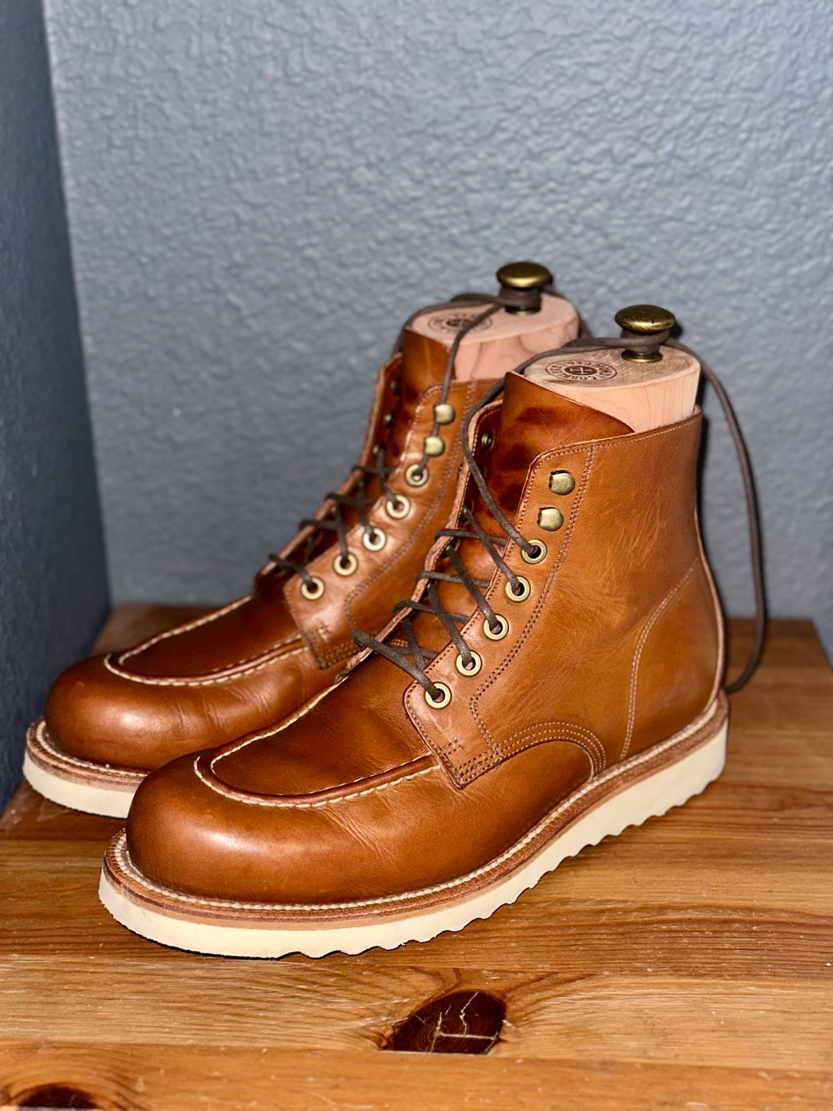 Photo by sierraStyled on July 15, 2024 of the Grant Stone Brass Boot in Badalassi Carlo Saddle Tan Minerva.