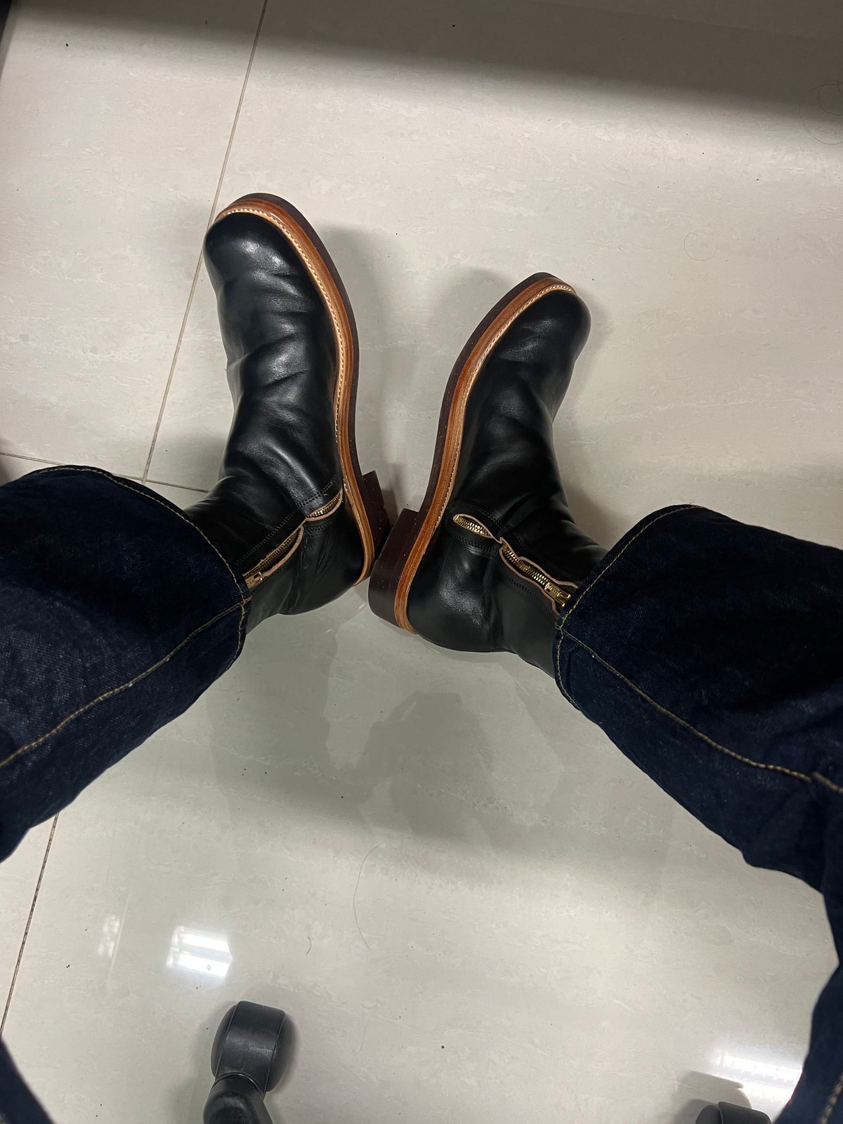 Photo by bangbenana on July 22, 2025 of the Briselblack The Stride Side Zip Boots in Maryam Natural Horsebutt Overdyed Black.
