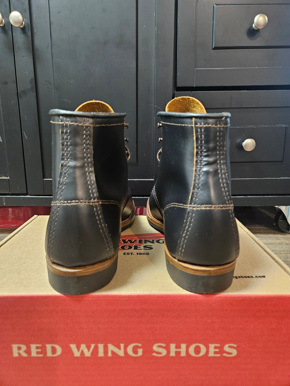 Photo by SerdnaandreS on October 11, 2024 of the Red Wing Beckman Flatbox in S.B. Foot Black Klondike.
