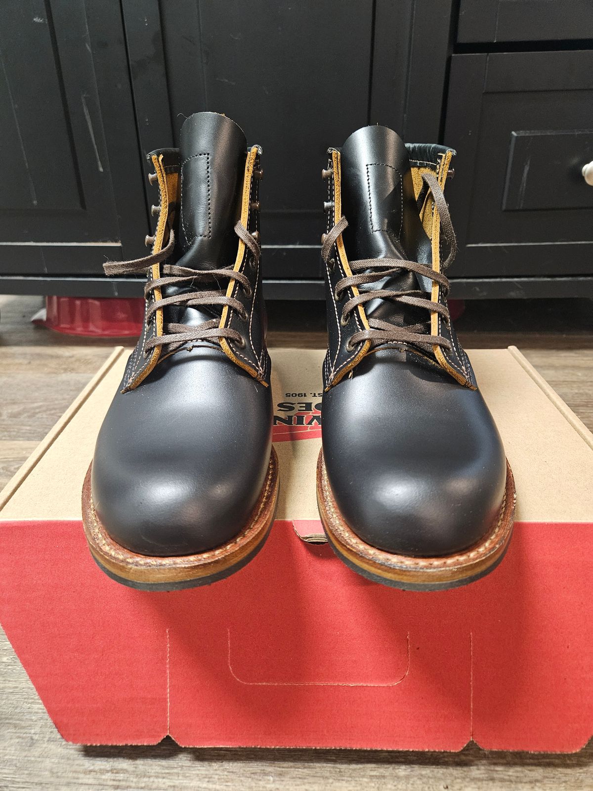 Photo by SerdnaandreS on October 11, 2024 of the Red Wing Beckman Flatbox in S.B. Foot Black Klondike.