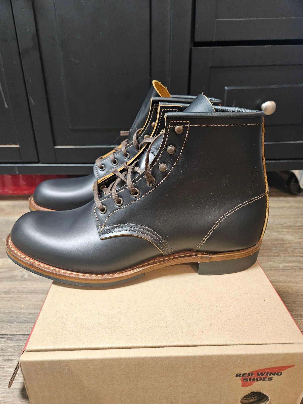 Photo by SerdnaandreS on October 11, 2024 of the Red Wing Beckman Flatbox in S.B. Foot Black Klondike.
