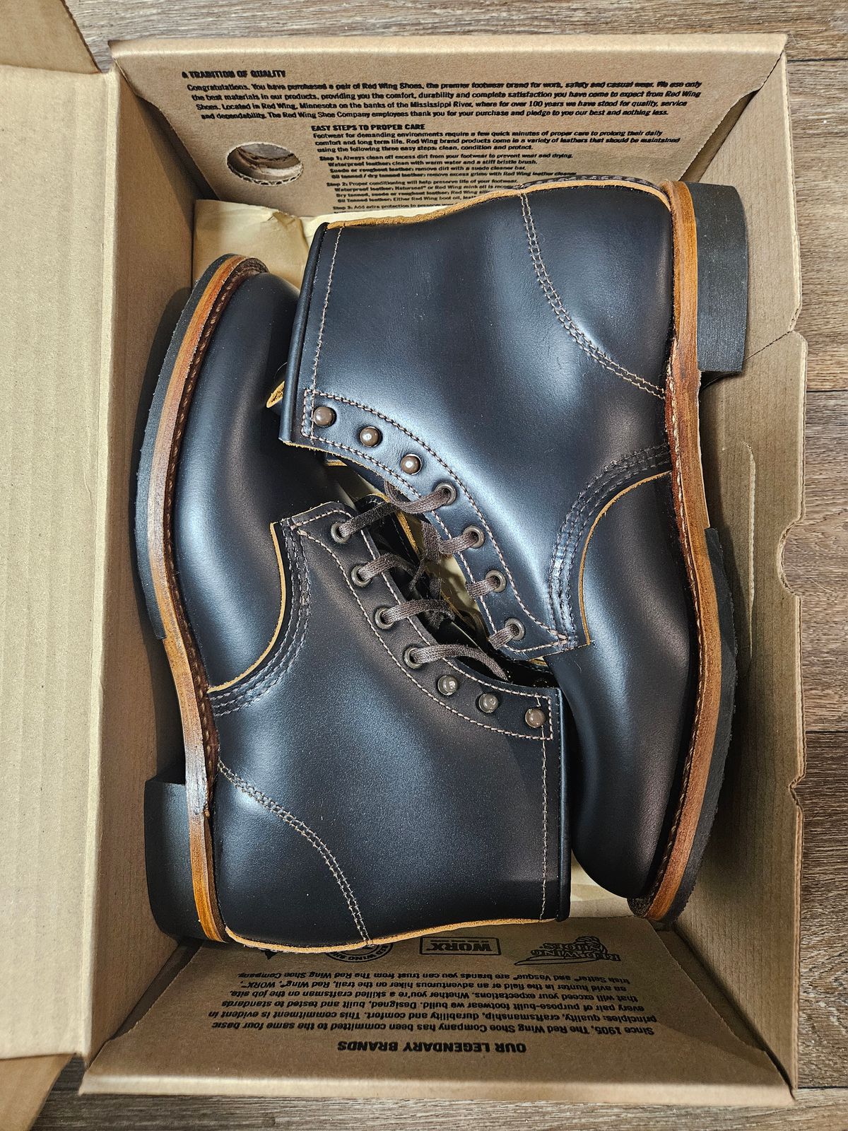 Photo by SerdnaandreS on October 11, 2024 of the Red Wing Beckman Flatbox in S.B. Foot Black Klondike.