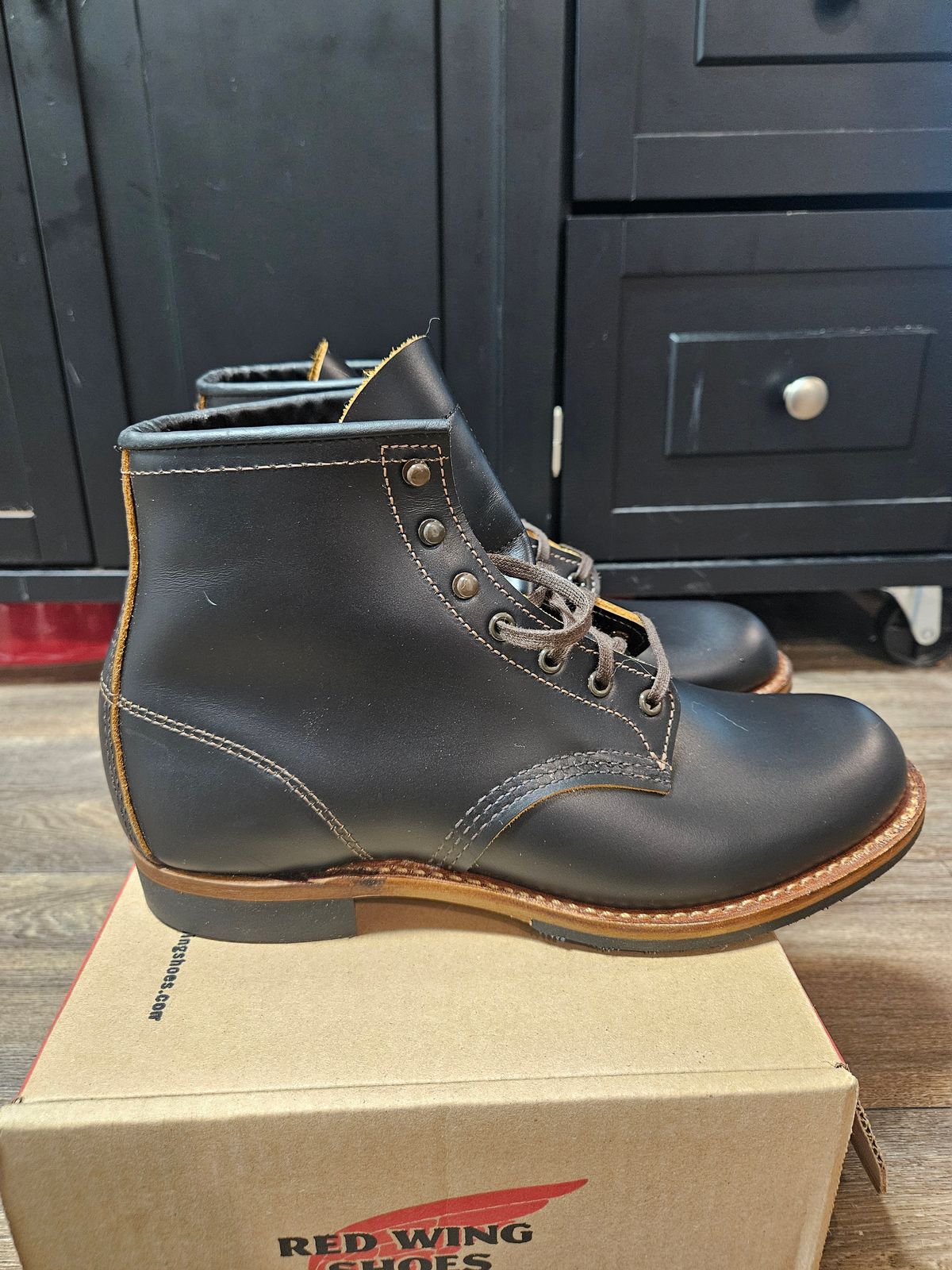 Photo by SerdnaandreS on October 11, 2024 of the Red Wing Beckman Flatbox in S.B. Foot Black Klondike.