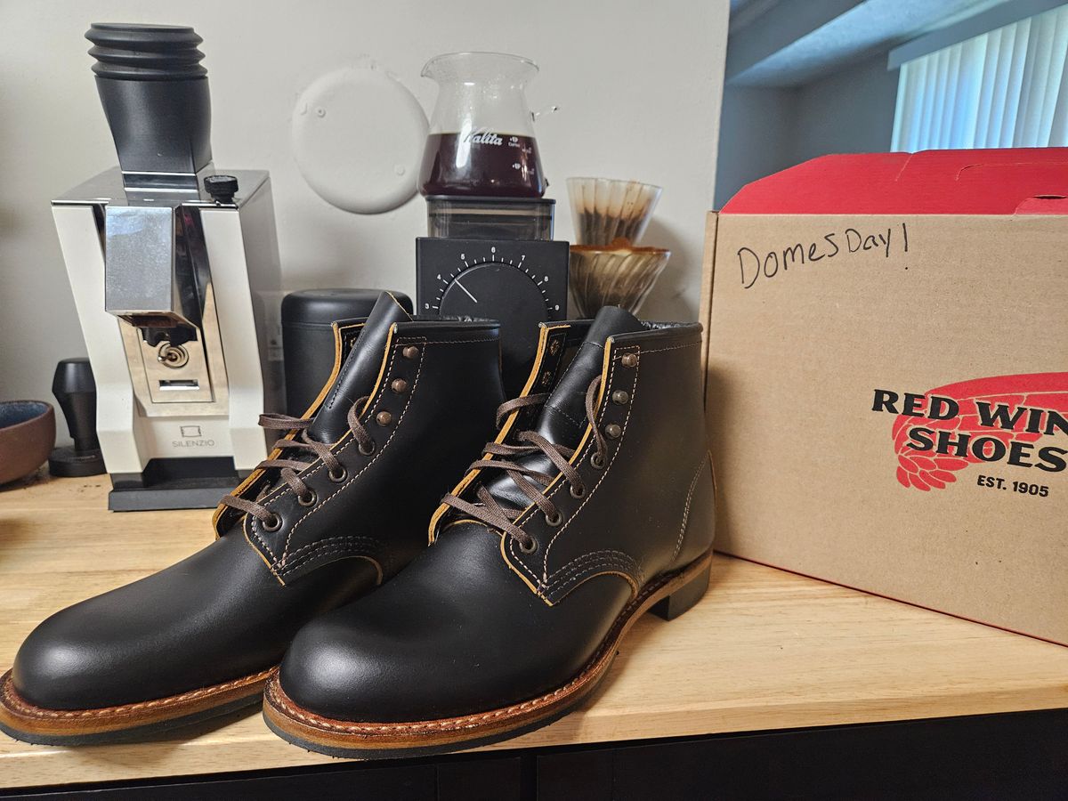 Photo by SerdnaandreS on October 11, 2024 of the Red Wing Beckman Flatbox in S.B. Foot Black Klondike.