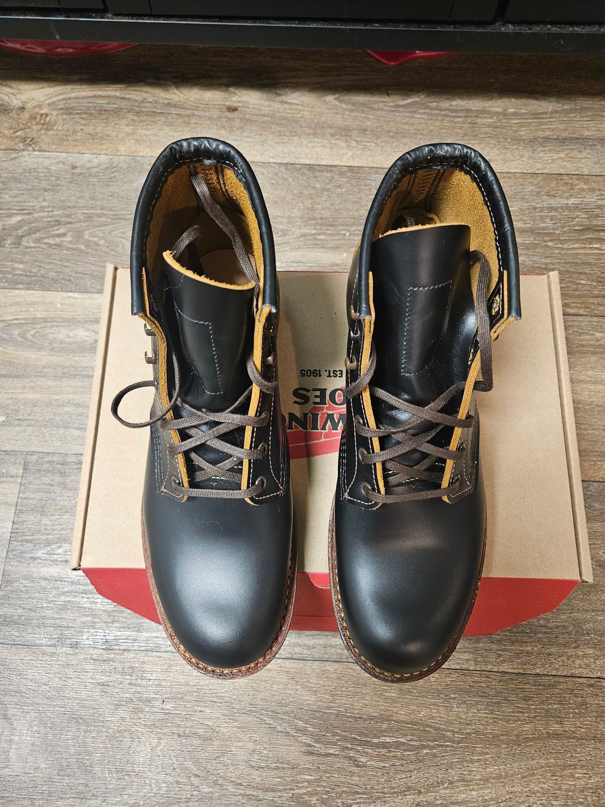 Photo by SerdnaandreS on October 11, 2024 of the Red Wing Beckman Flatbox in S.B. Foot Black Klondike.