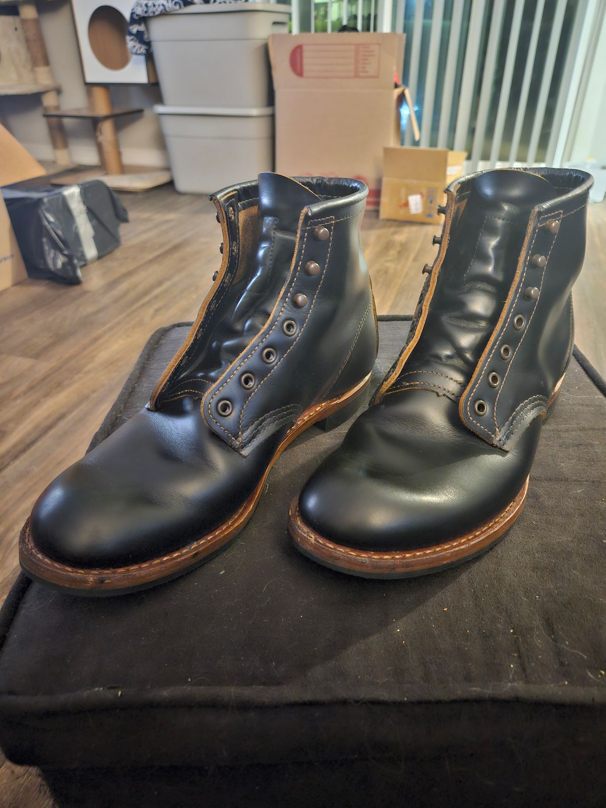 Photo by SerdnaandreS on October 20, 2024 of the Red Wing Beckman Flatbox in S.B. Foot Black Klondike.