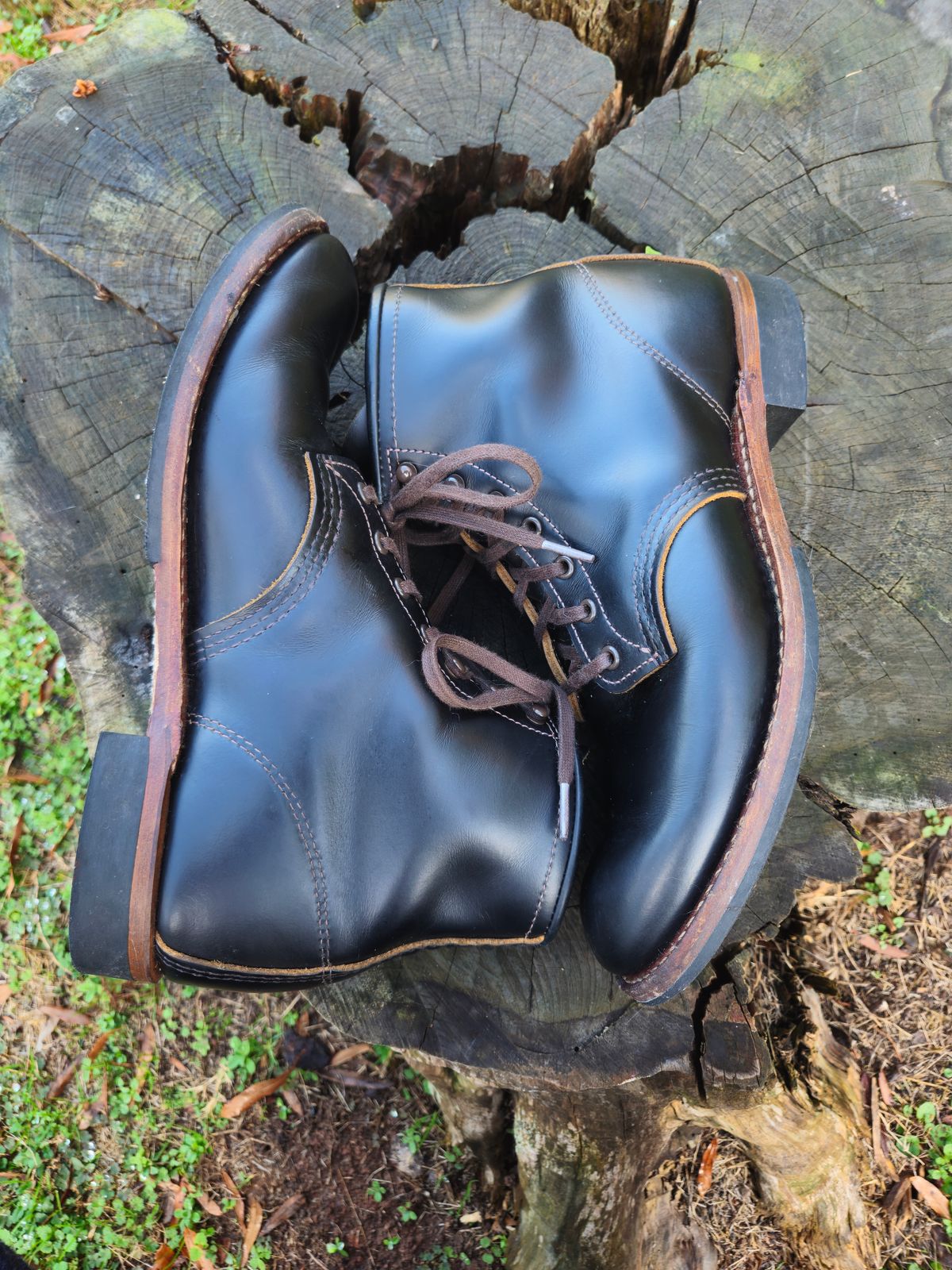 Photo by SerdnaandreS on November 5, 2024 of the Red Wing Beckman Flatbox in S.B. Foot Black Klondike.