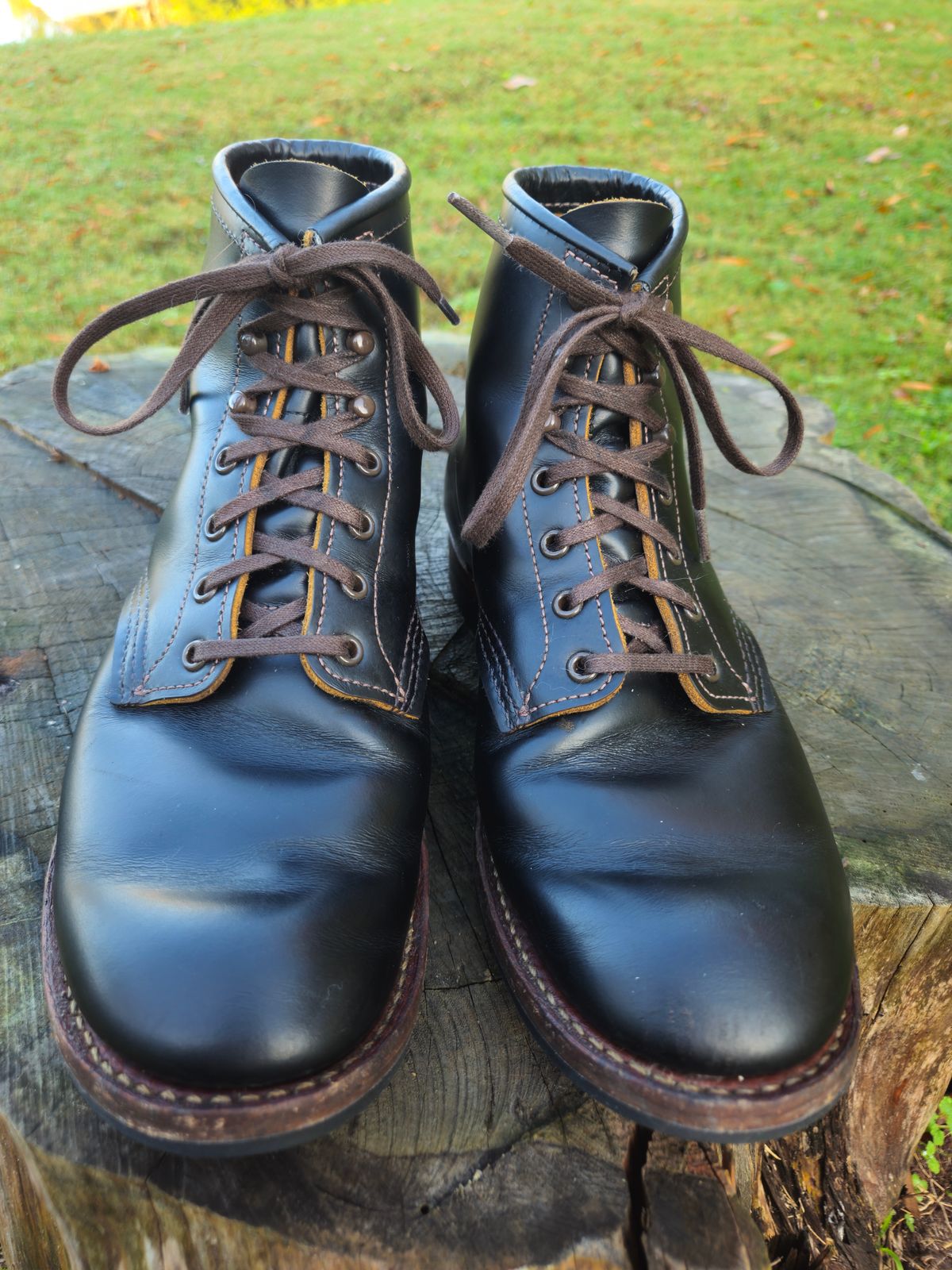 Photo by SerdnaandreS on November 5, 2024 of the Red Wing Beckman Flatbox in S.B. Foot Black Klondike.