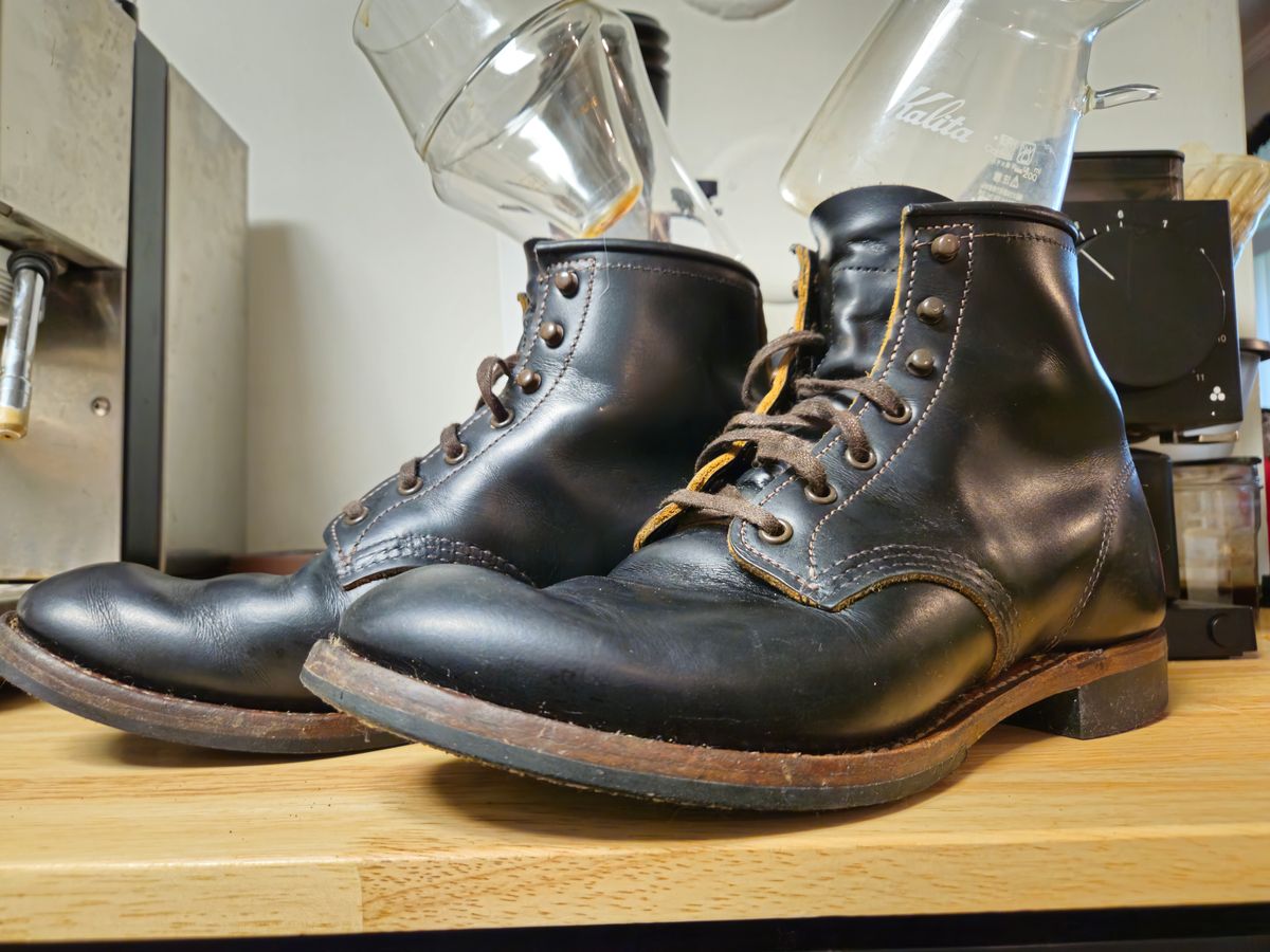 Photo by SerdnaandreS on November 20, 2024 of the Red Wing Beckman Flatbox in S.B. Foot Black Klondike.