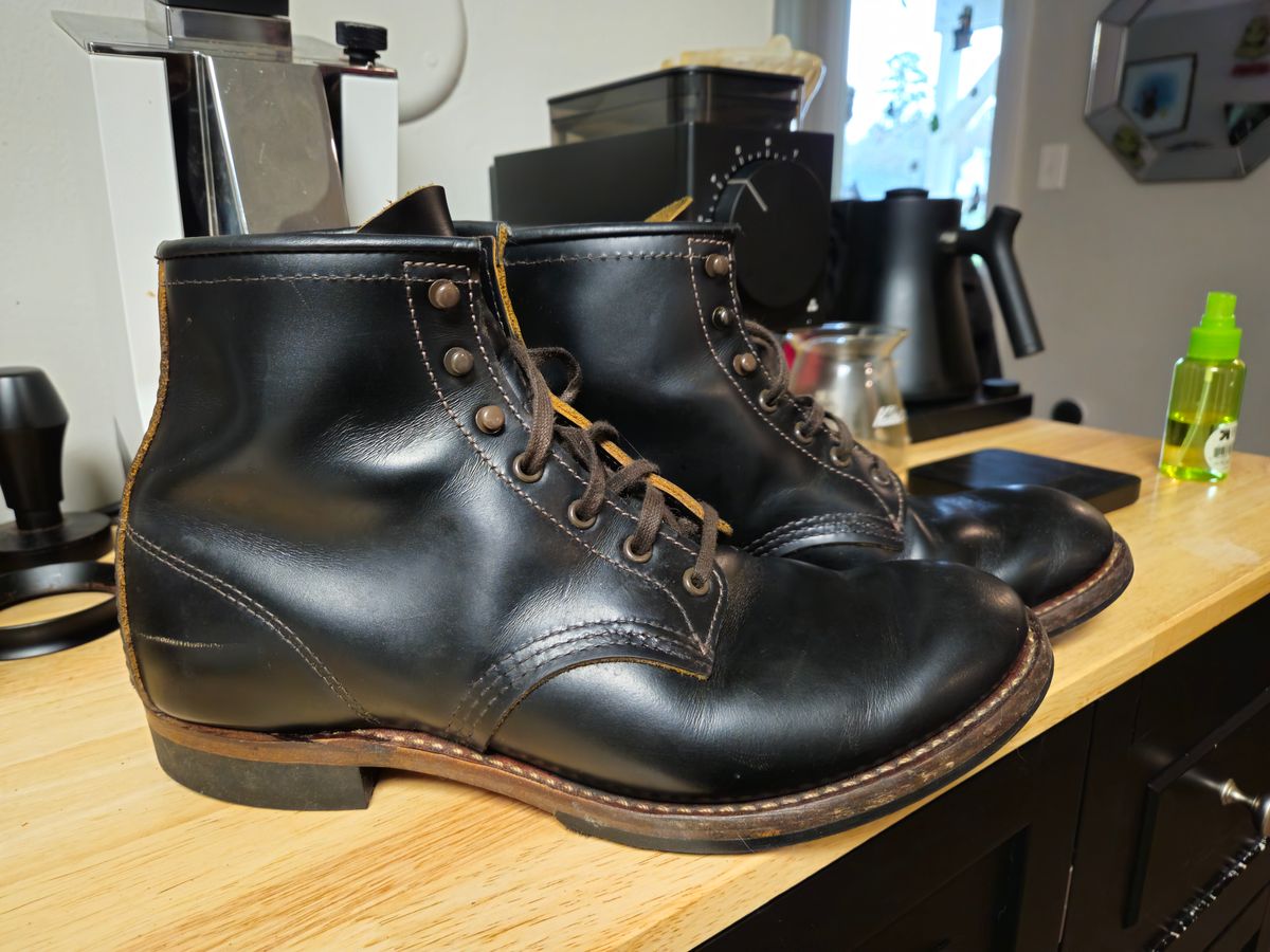 Photo by SerdnaandreS on November 20, 2024 of the Red Wing Beckman Flatbox in S.B. Foot Black Klondike.