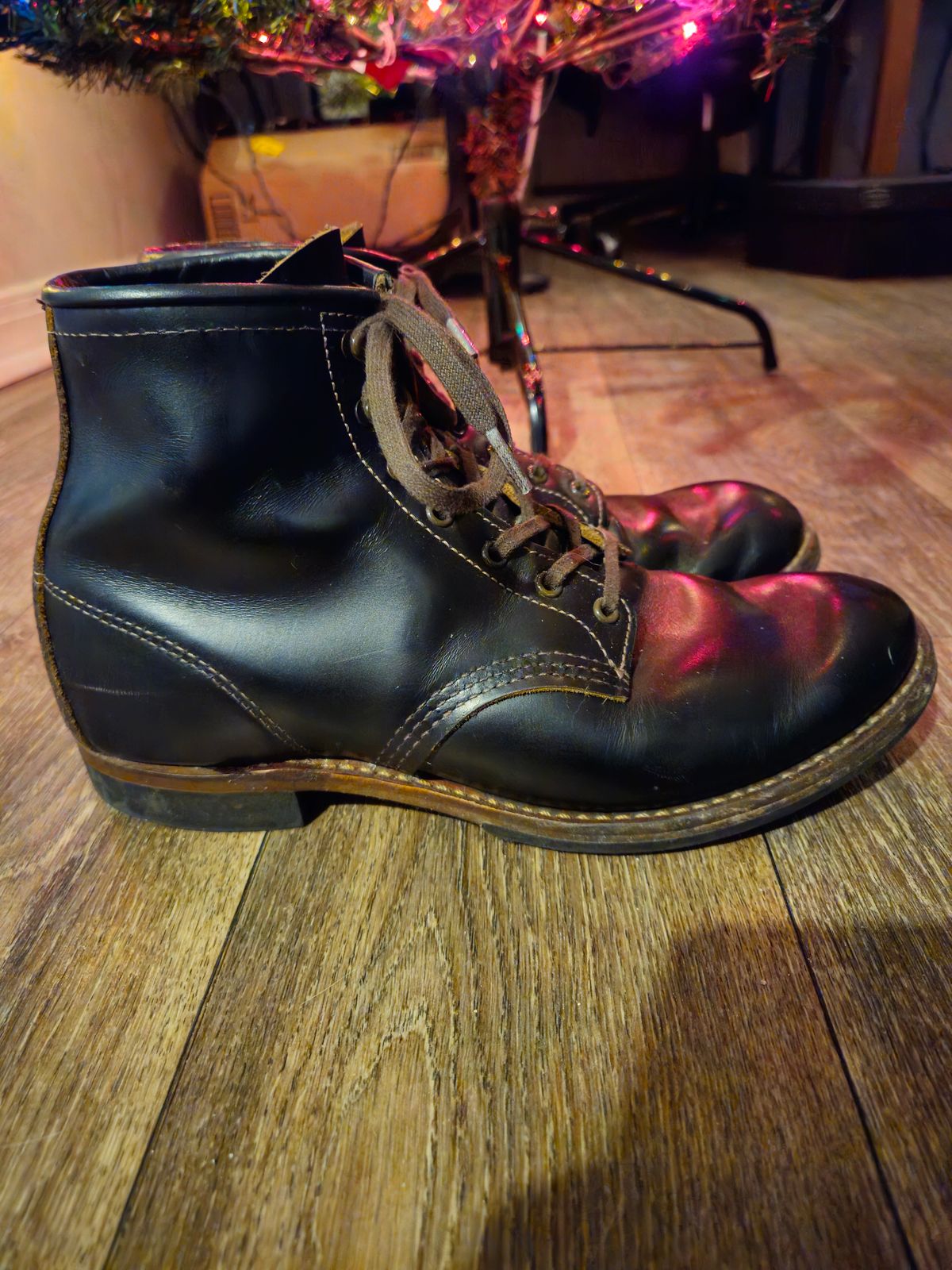 Photo by SerdnaandreS on December 4, 2024 of the Red Wing Beckman Flatbox in S.B. Foot Black Klondike.