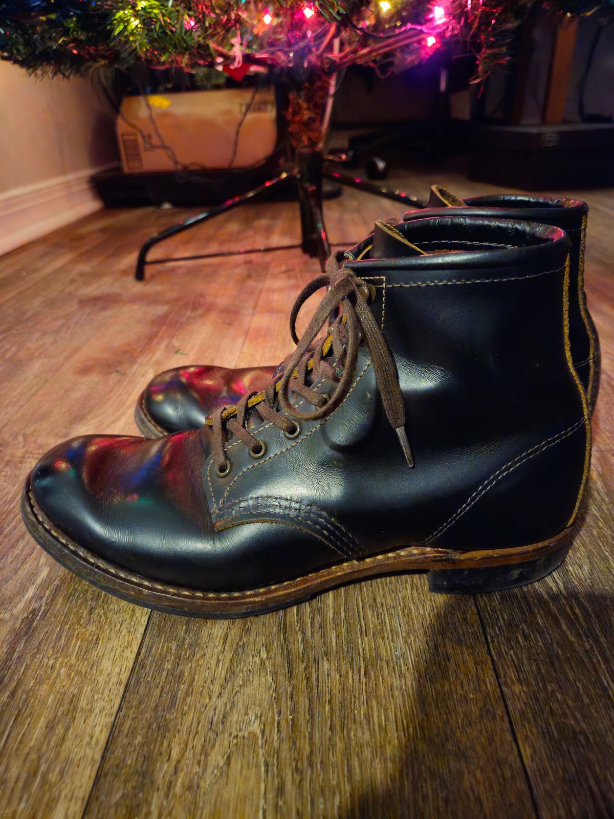 Photo by SerdnaandreS on December 4, 2024 of the Red Wing Beckman Flatbox in S.B. Foot Black Klondike.