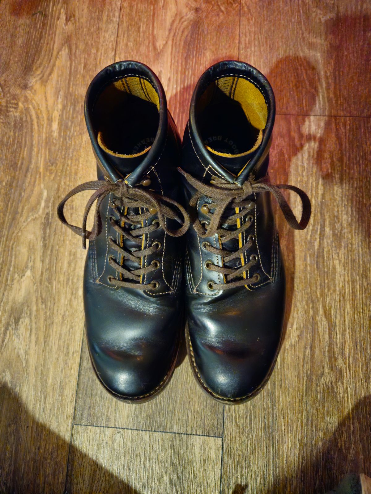 Photo by SerdnaandreS on December 4, 2024 of the Red Wing Beckman Flatbox in S.B. Foot Black Klondike.