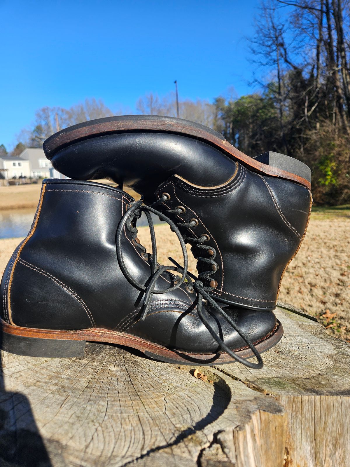 Photo by SerdnaandreS on January 1, 2025 of the Red Wing Beckman Flatbox in S.B. Foot Black Klondike.