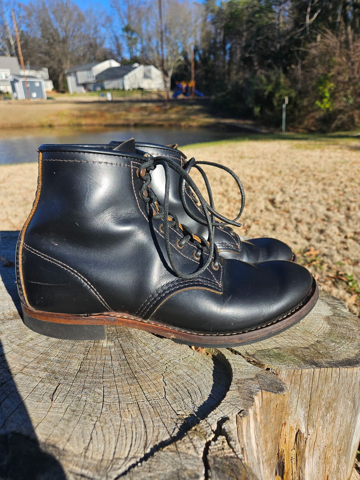Photo by SerdnaandreS on January 1, 2025 of the Red Wing Beckman Flatbox in S.B. Foot Black Klondike.