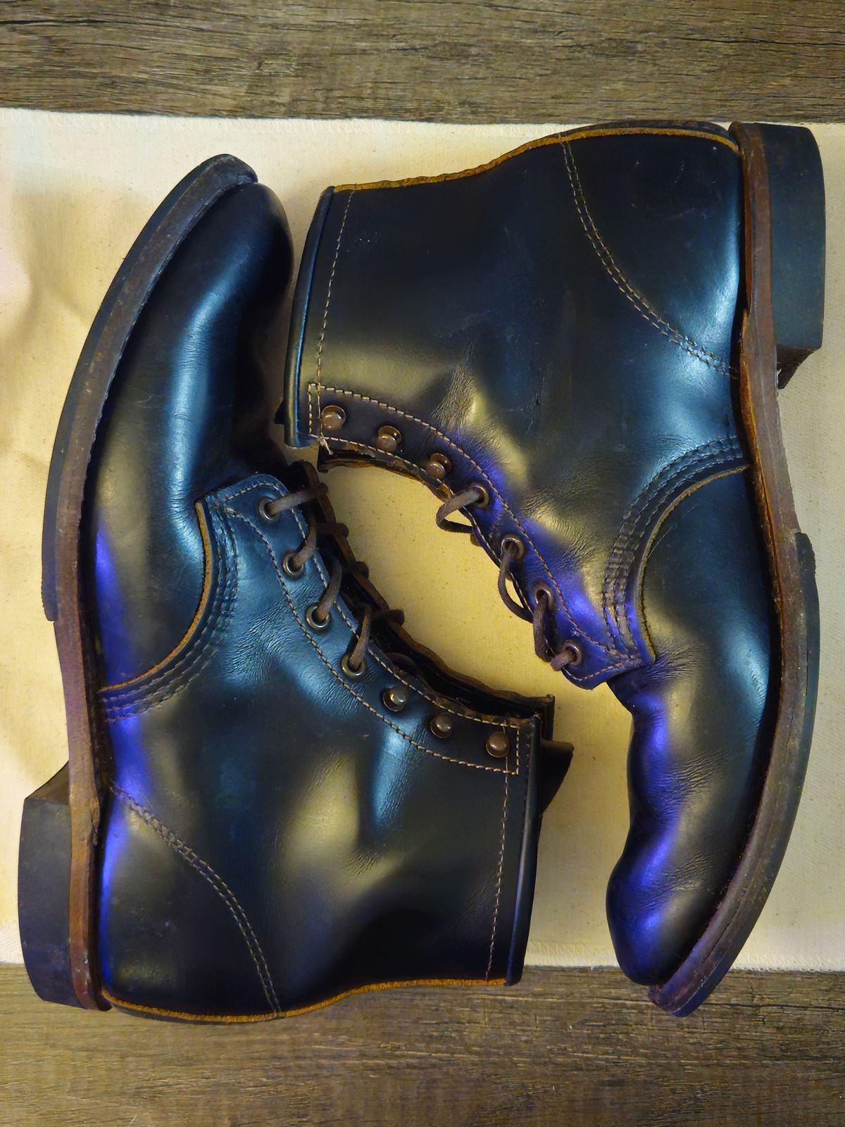 Photo by SerdnaandreS on February 10, 2025 of the Red Wing Beckman Flatbox in S.B. Foot Black Klondike.