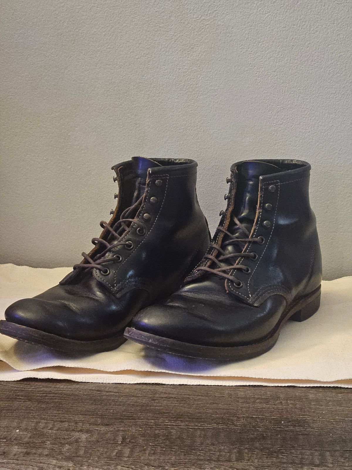 Photo by SerdnaandreS on February 10, 2025 of the Red Wing Beckman Flatbox in S.B. Foot Black Klondike.