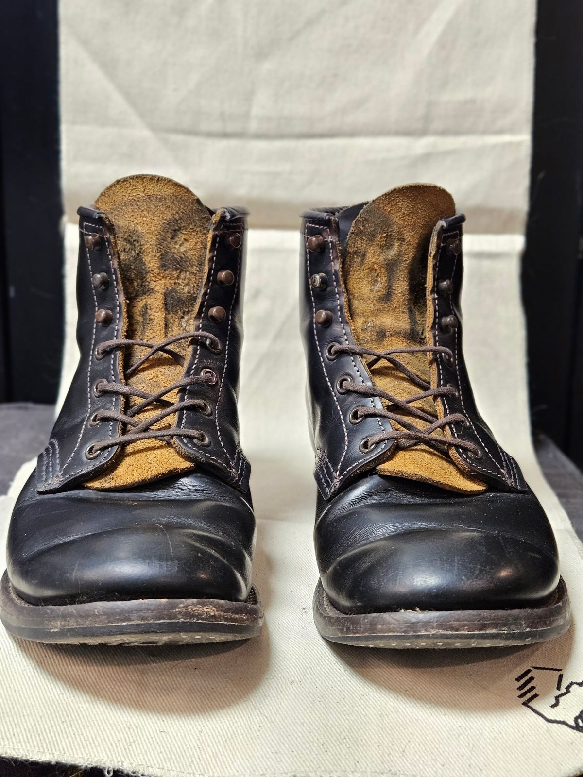 Photo by SerdnaandreS on March 4, 2025 of the Red Wing Beckman Flatbox in S.B. Foot Black Klondike.