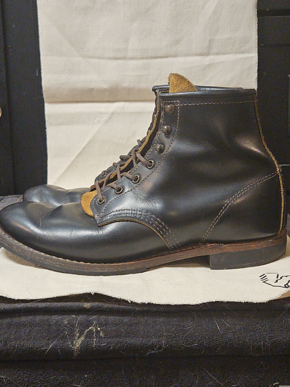 Photo by SerdnaandreS on March 4, 2025 of the Red Wing Beckman Flatbox in S.B. Foot Black Klondike.