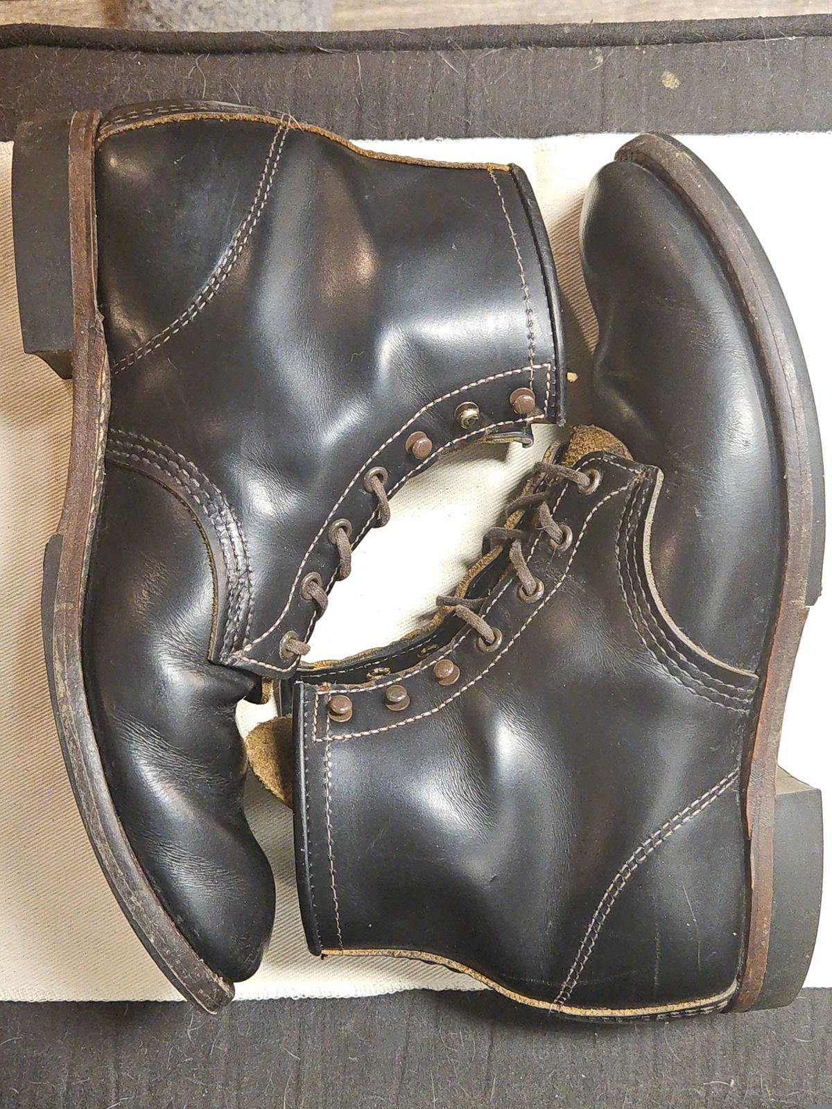 Photo by SerdnaandreS on March 4, 2025 of the Red Wing Beckman Flatbox in S.B. Foot Black Klondike.