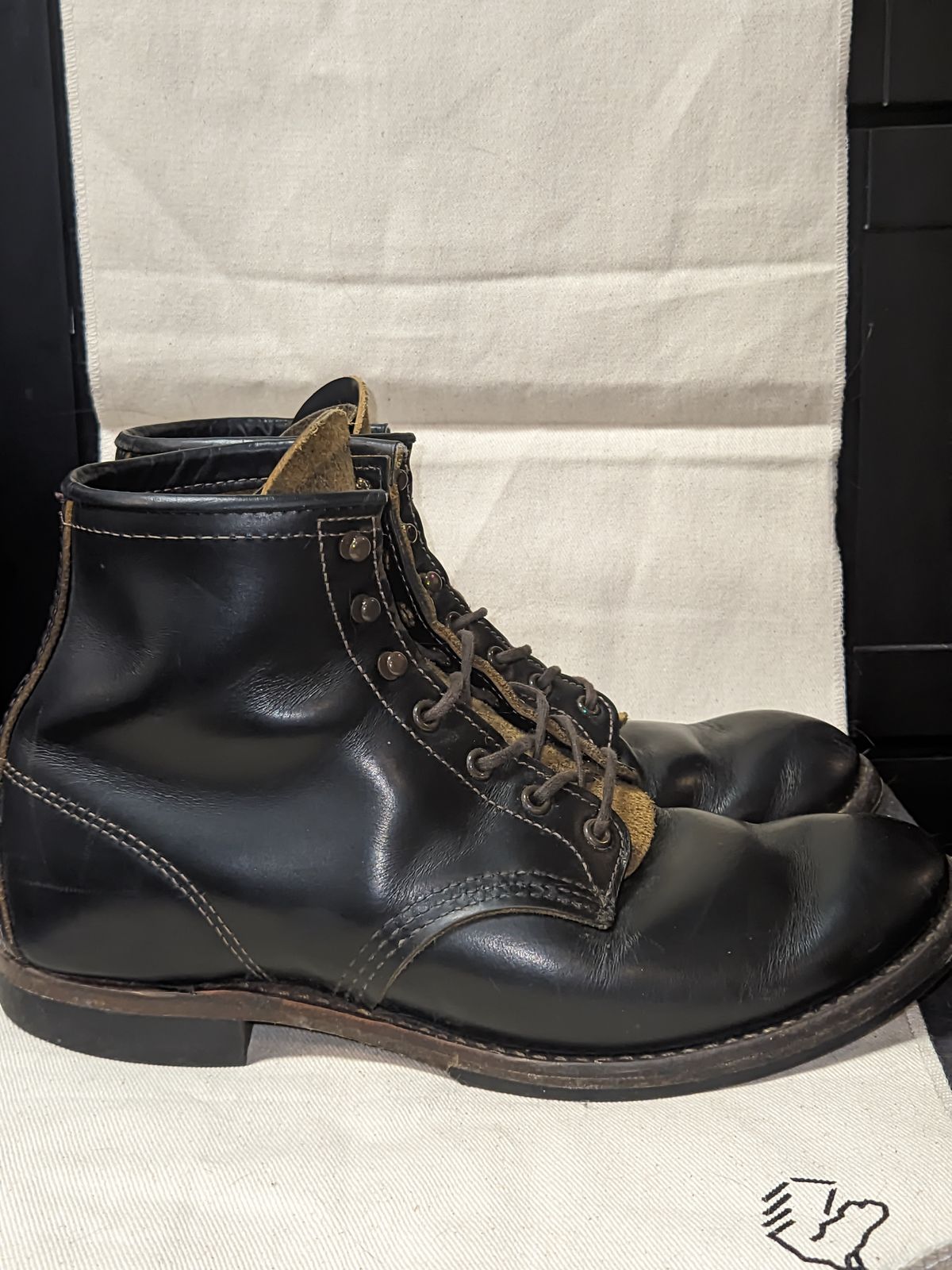 Photo by SerdnaandreS on March 4, 2025 of the Red Wing Beckman Flatbox in S.B. Foot Black Klondike.