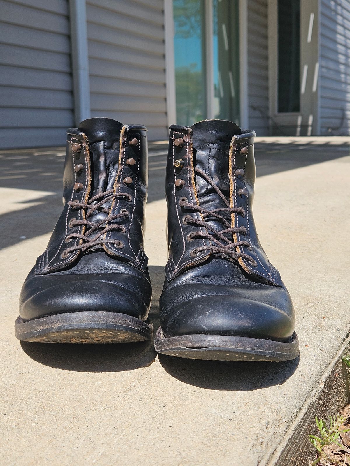 Photo by SerdnaandreS on March 28, 2025 of the Red Wing Beckman Flatbox in S.B. Foot Black Klondike.