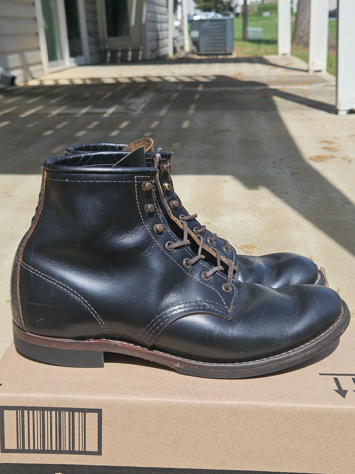 Photo by SerdnaandreS on April 1, 2025 of the Red Wing Beckman Flatbox in S.B. Foot Black Klondike.