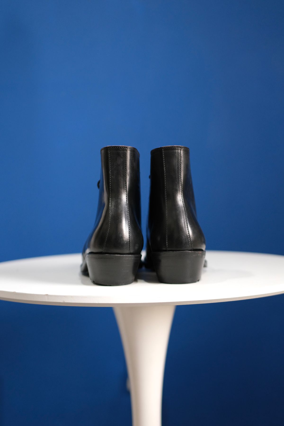 Photo by anakdenim on September 30, 2025 of the Briselblack The Desert Chukka Boots in Maryam Toscanello Horsebutt Overdyed Black.