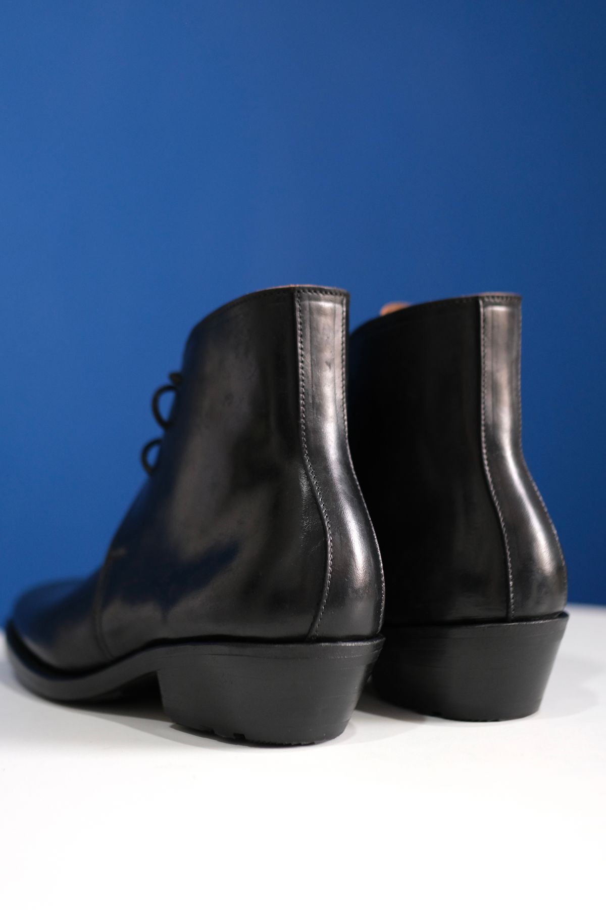Photo by anakdenim on September 30, 2025 of the Briselblack The Desert Chukka Boots in Maryam Toscanello Horsebutt Overdyed Black.