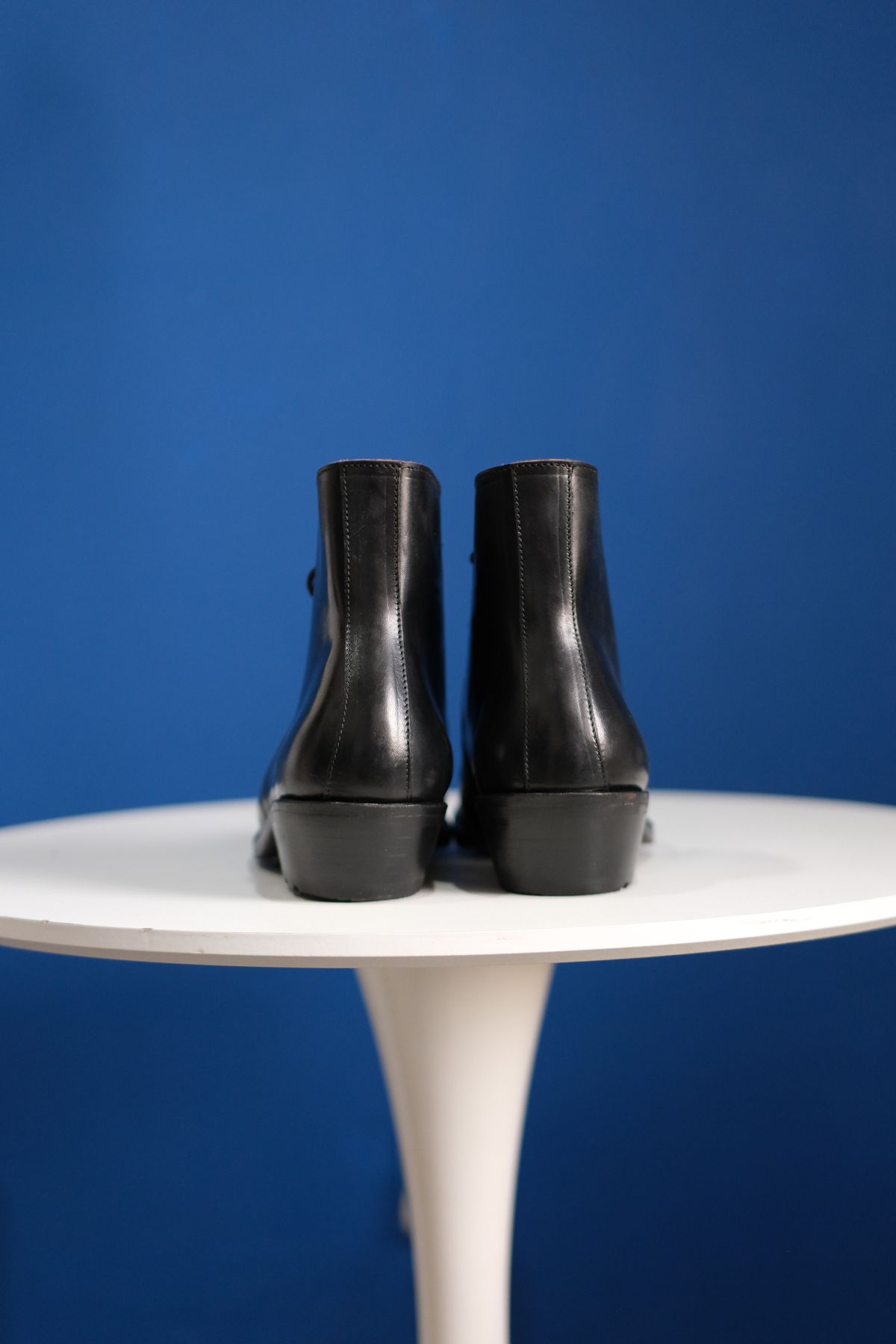Photo by anakdenim on October 1, 2025 of the Briselblack The Desert Chukka Boots in Maryam Toscanello Horsebutt Overdyed Black.