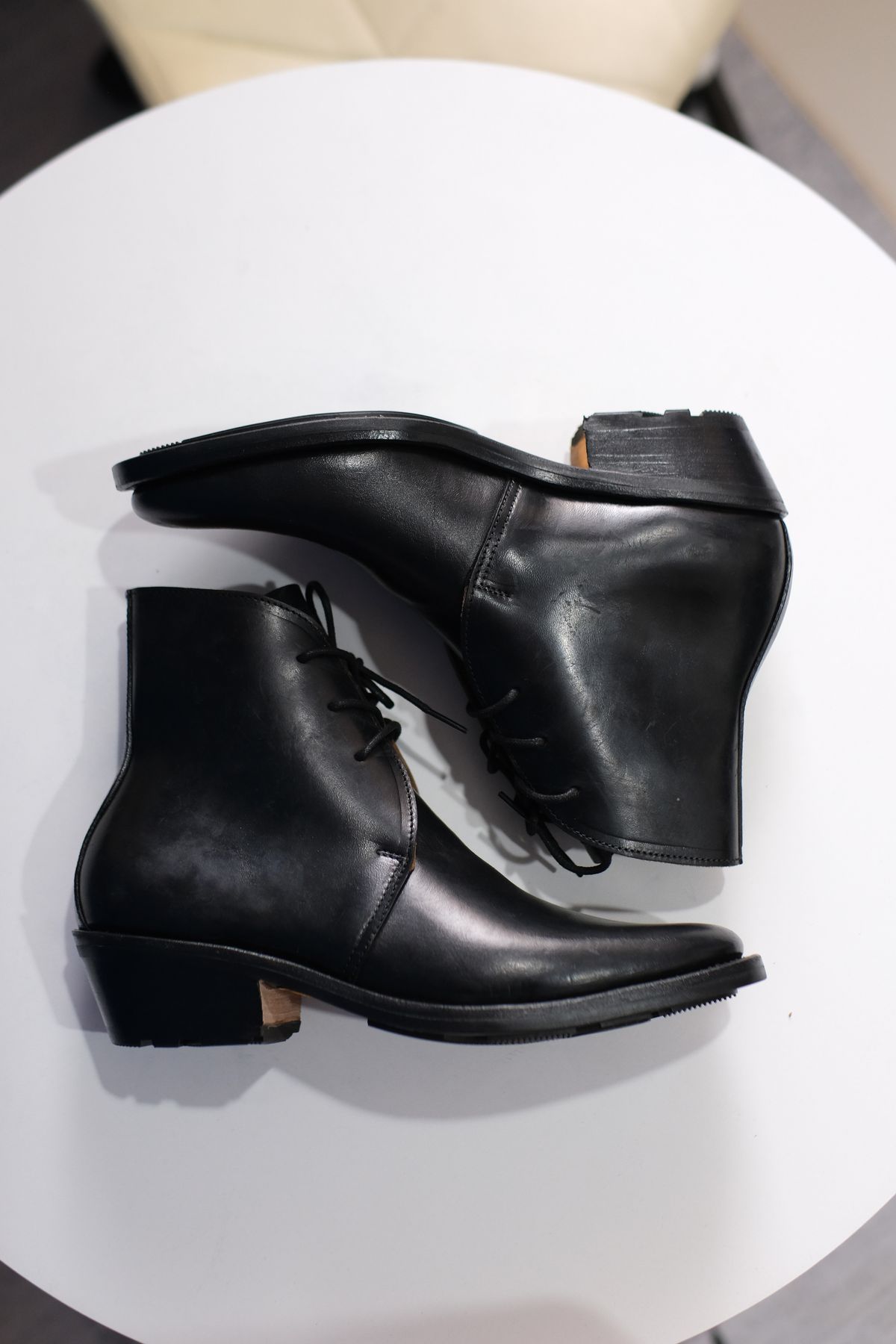 Photo by anakdenim on October 1, 2025 of the Briselblack The Desert Chukka Boots in Maryam Toscanello Horsebutt Overdyed Black.