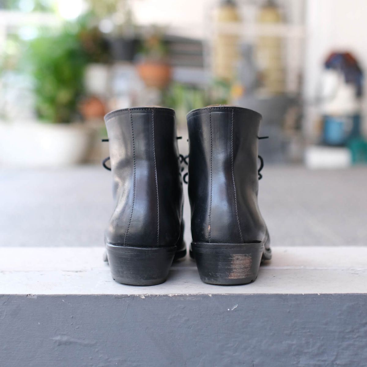 Photo by anakdenim on November 3, 2025 of the Briselblack The Desert Chukka Boots in Maryam Toscanello Horsebutt Overdyed Black.