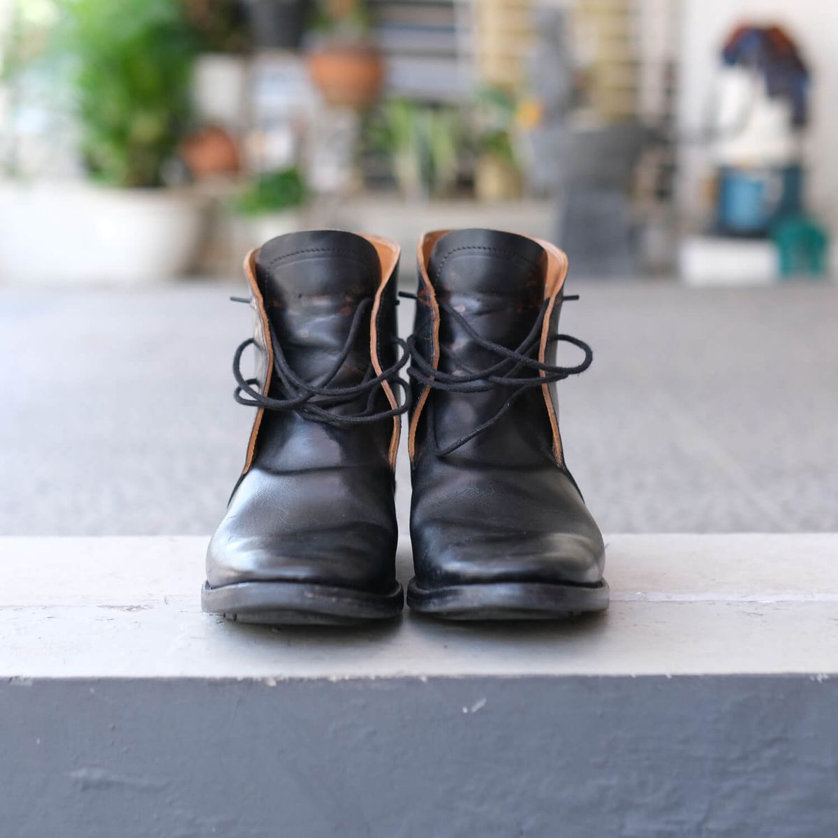 Photo by anakdenim on November 3, 2025 of the Briselblack The Desert Chukka Boots in Maryam Toscanello Horsebutt Overdyed Black.